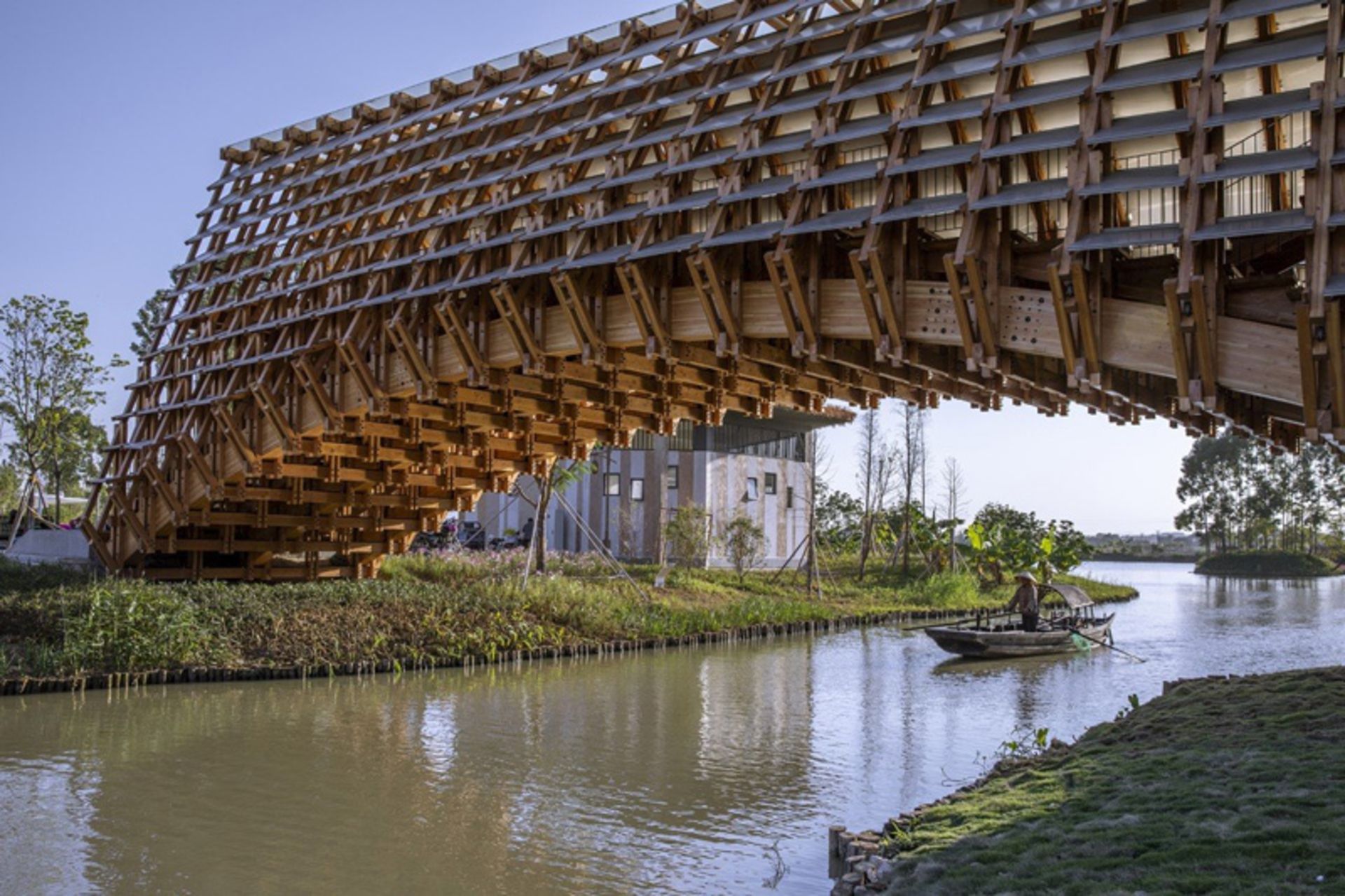 عبور قایق از زیر پل چوبی گولو