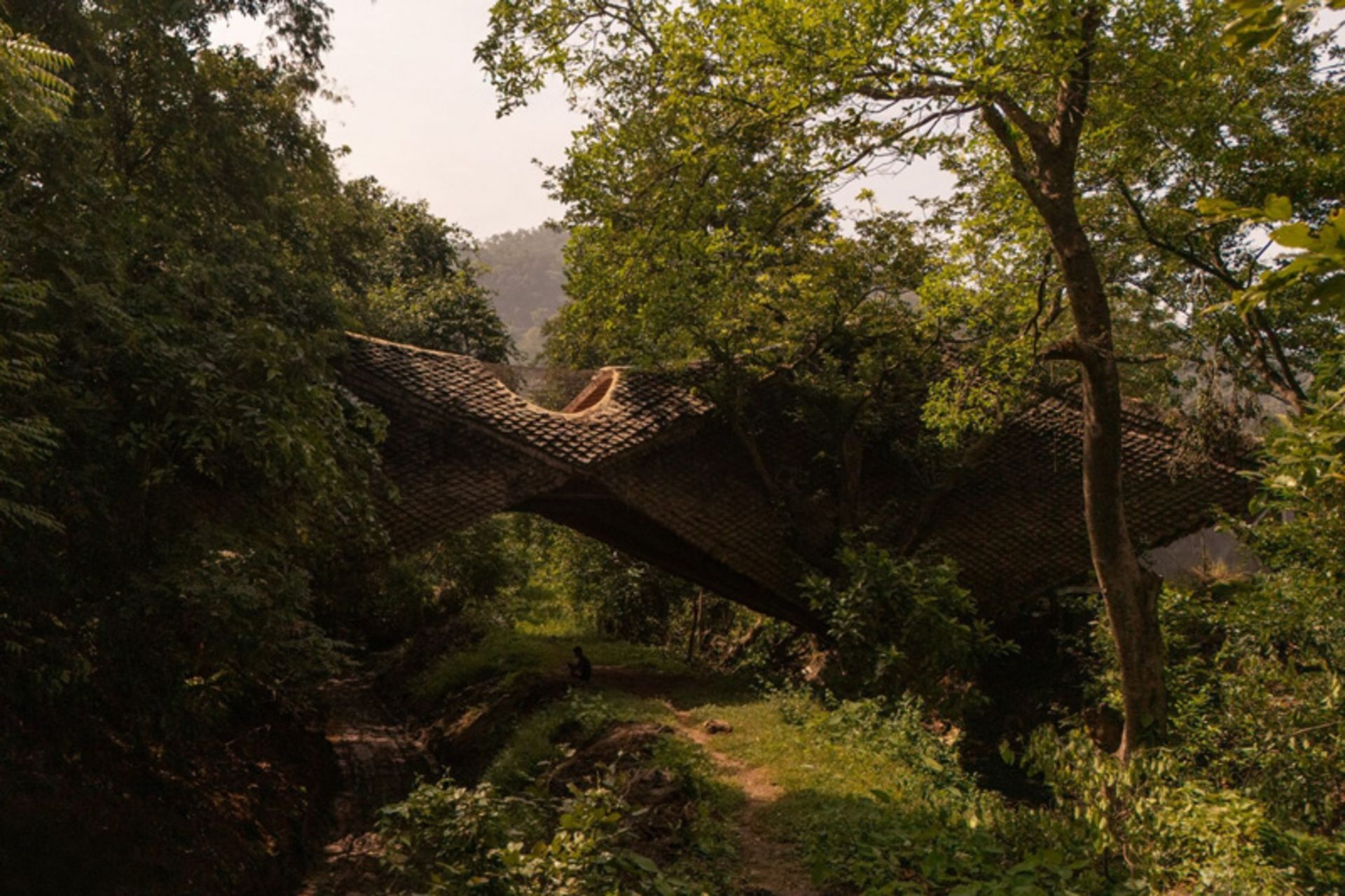 پل مسکونی بر فراز دره ای در هند