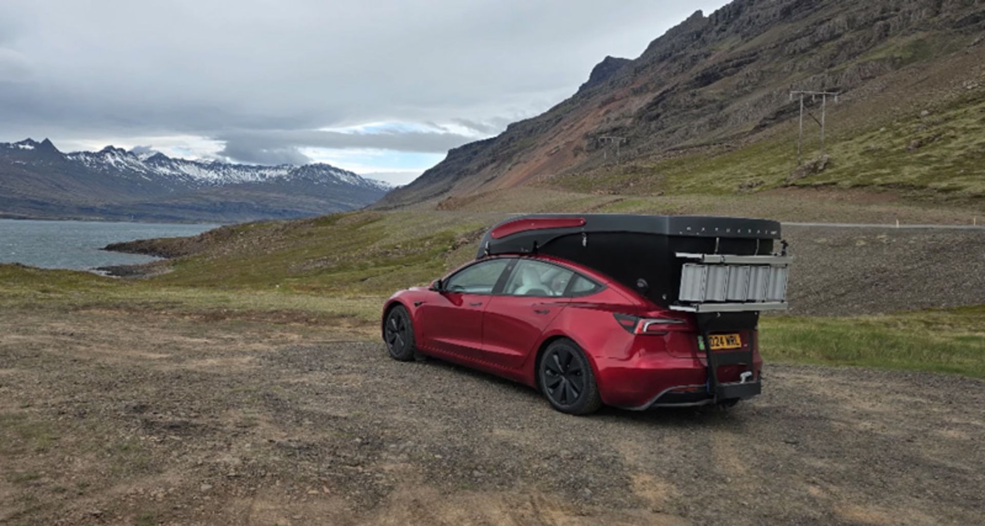 کمپر تسلا در مسیر کوهستانی 