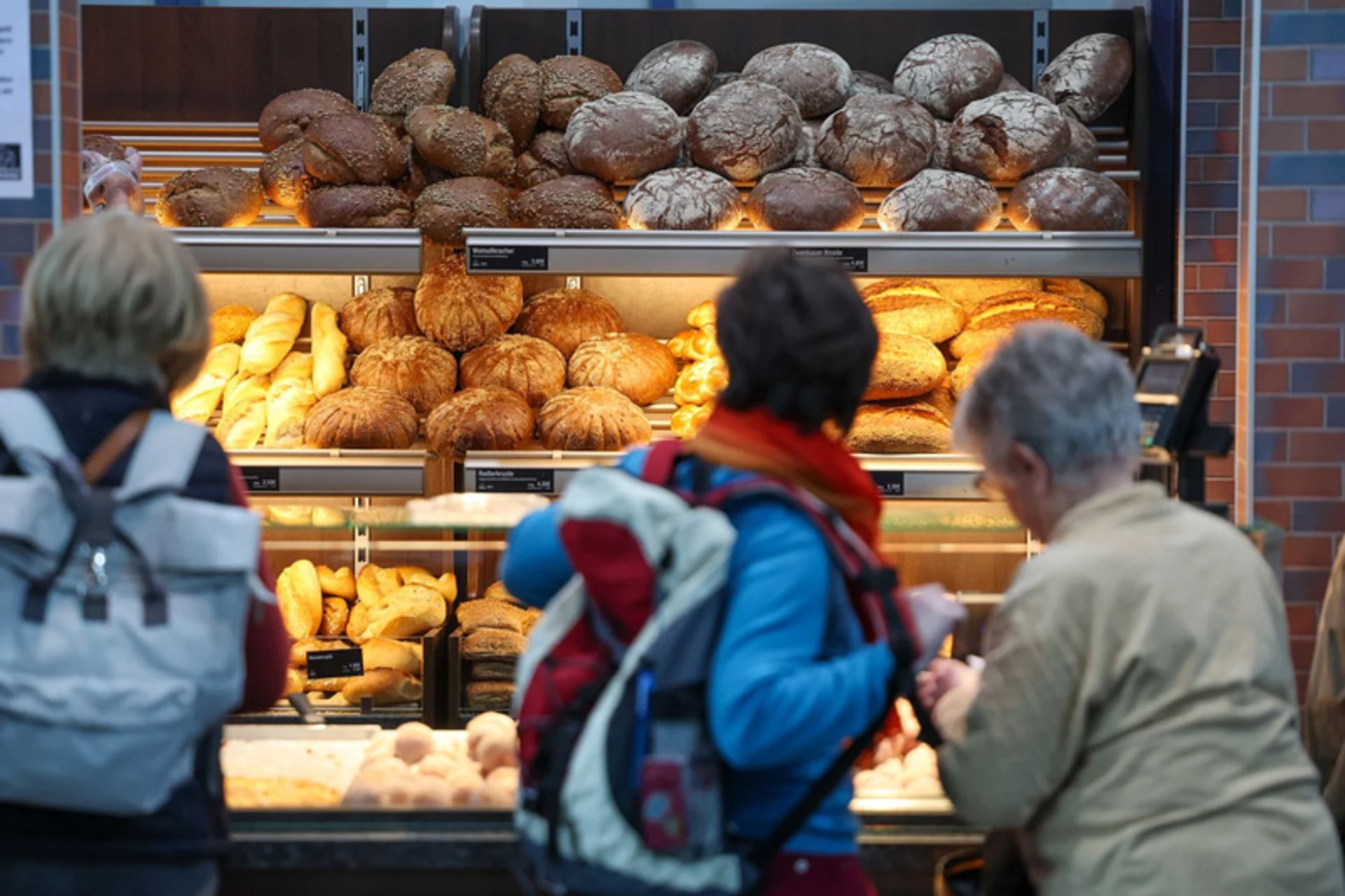 انواع نان آلمانی در ویترین نانوایی