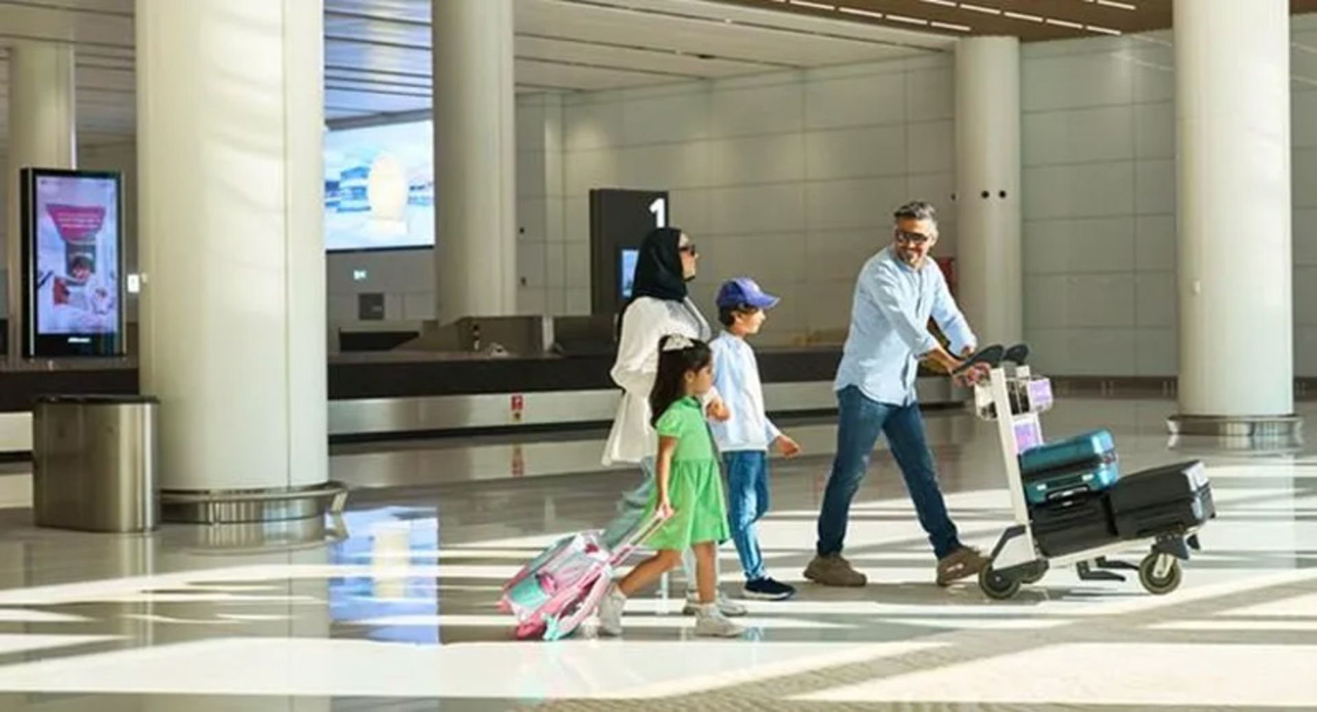 خانواده مشغول حمل چمدان در فرودگاه بحرین