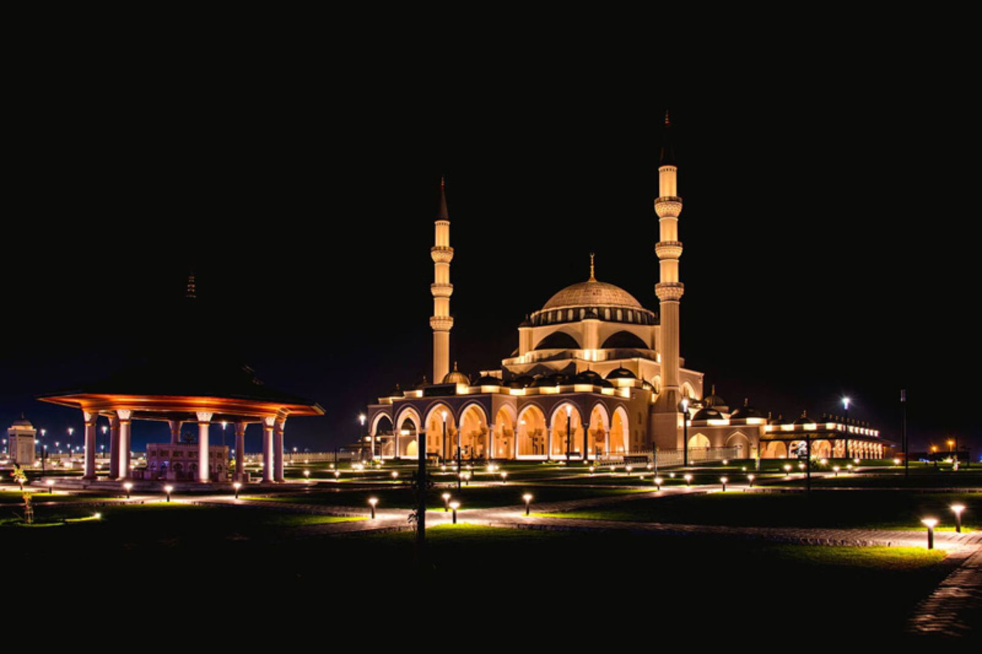 نورپردازی مسجد شارجه در شب