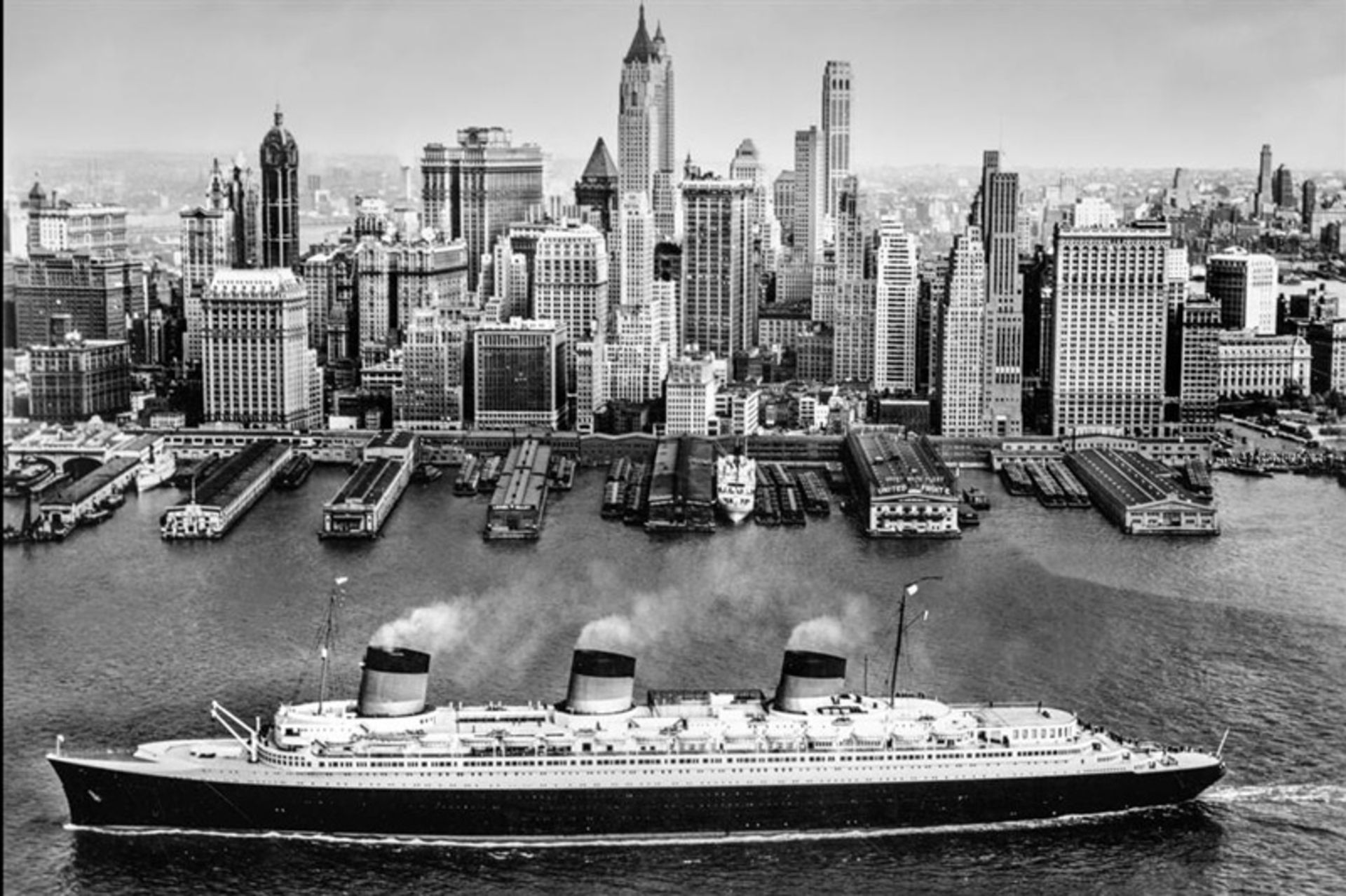 کشتی اس‌اس نرماندی در بندر آمریکایی