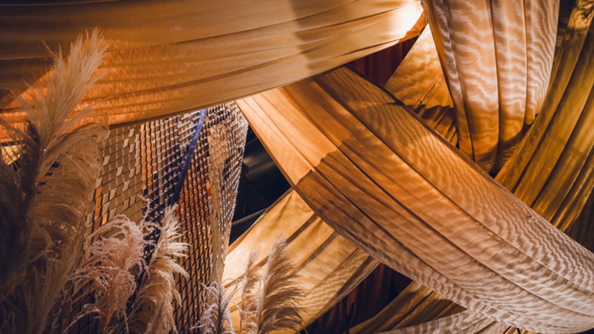 نمادهای سنتی ژاپن در رستوران استرافایر در ابوظبی