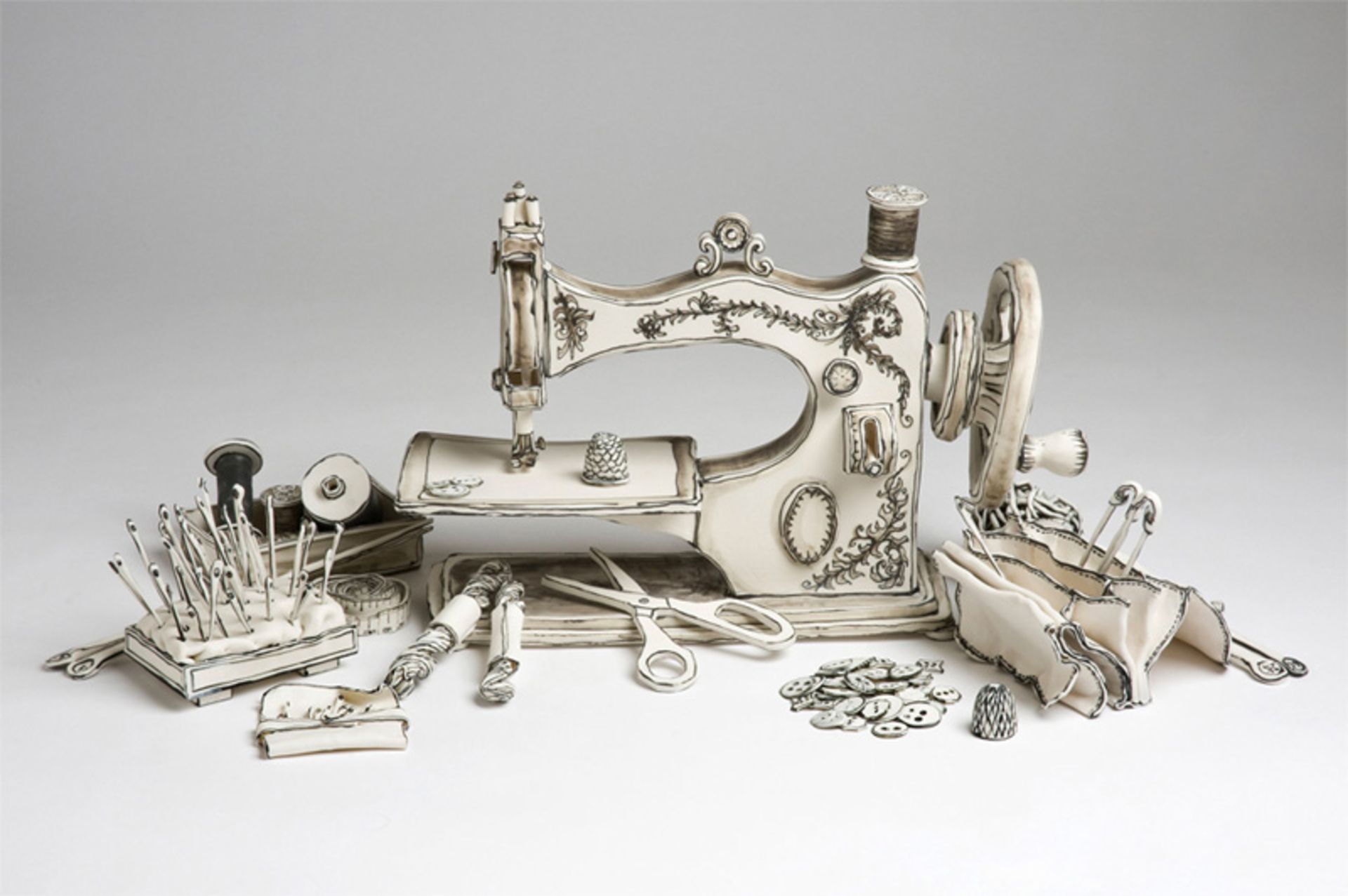 مجسمه یک چرخ خیاطی سفید