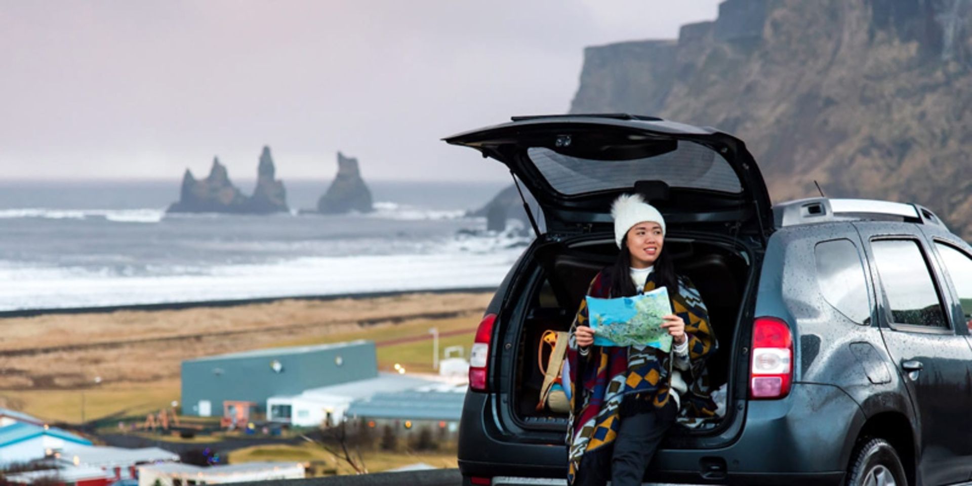 مسافری در حال استراحت در صندوق‌عقب خودروی شخصی