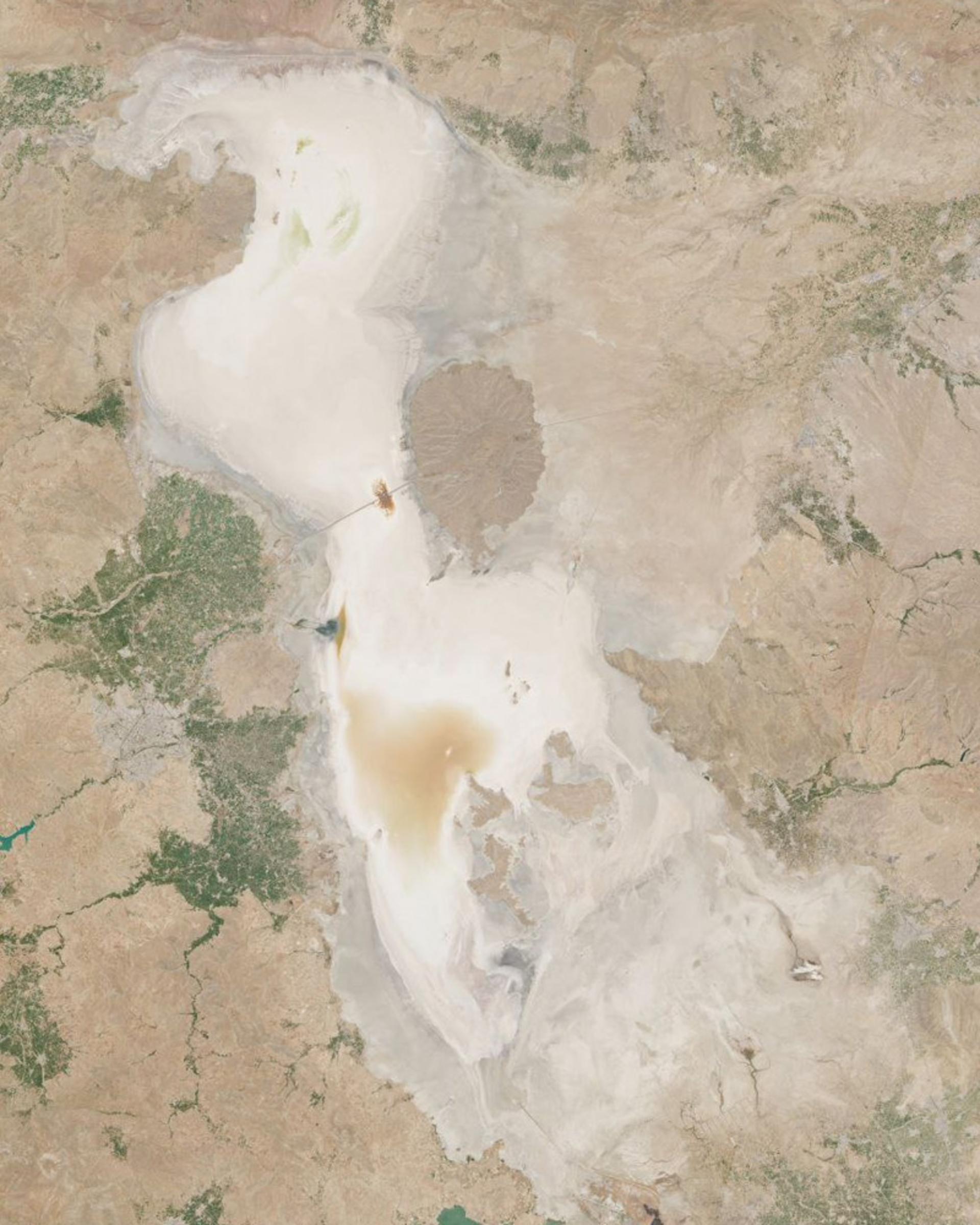 خشکی دریاچه ارومیه