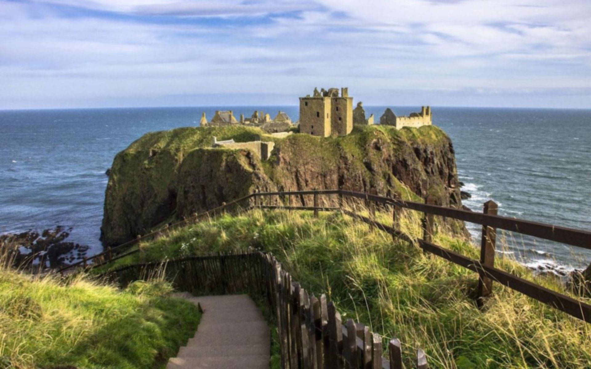 قلعه شاتو دو شامبور و فضای سبز اطراف آن
