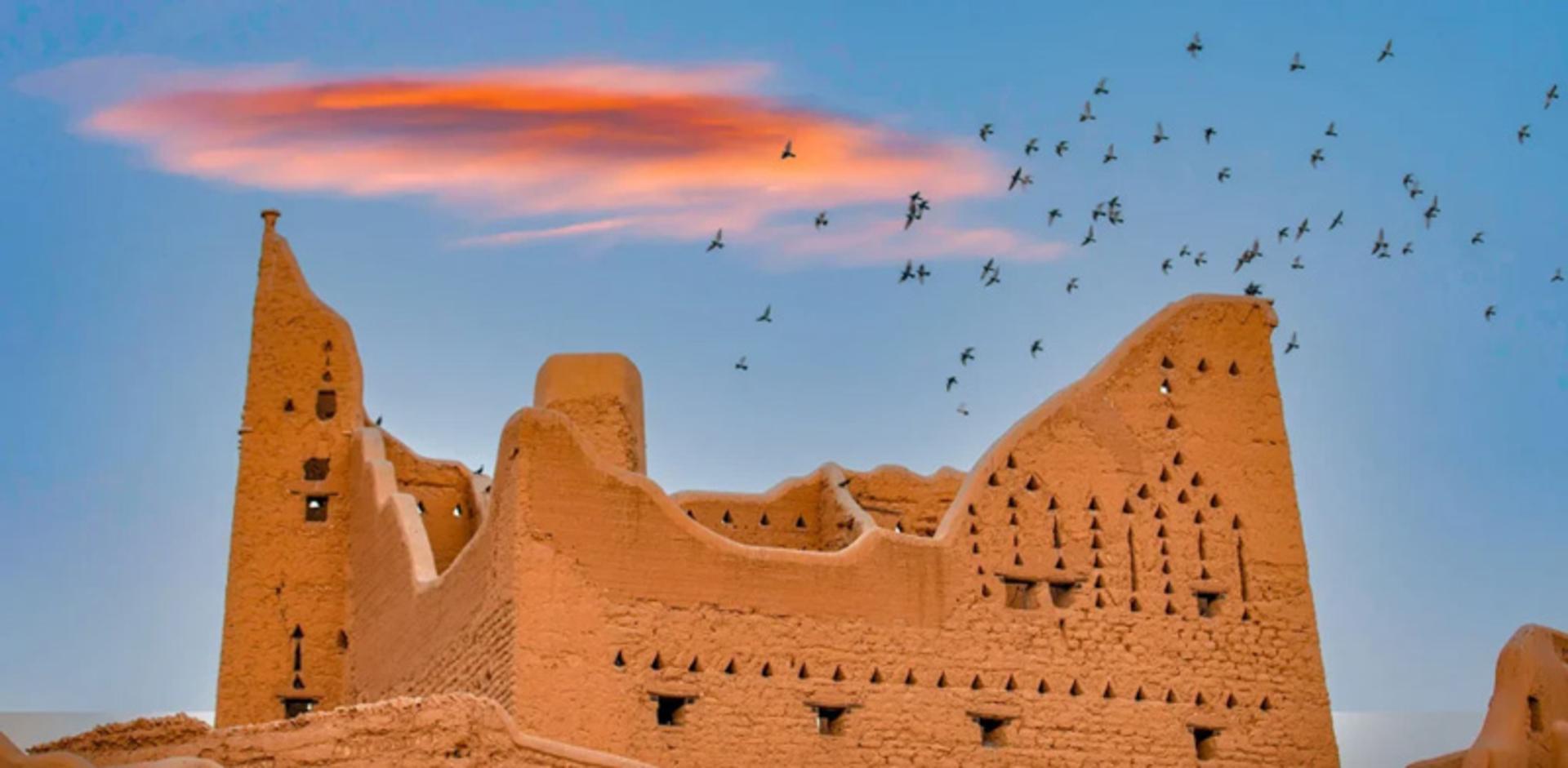 پرندگان بر فراز قلعه تاریخی دیریه