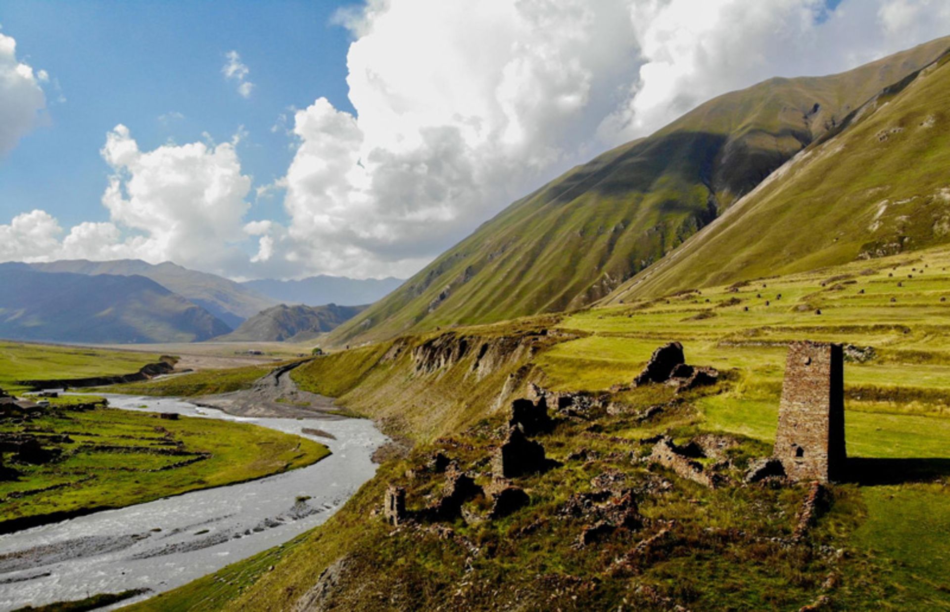 رودخانه ای در محوطه تاریخی اوستیای جنوبی
