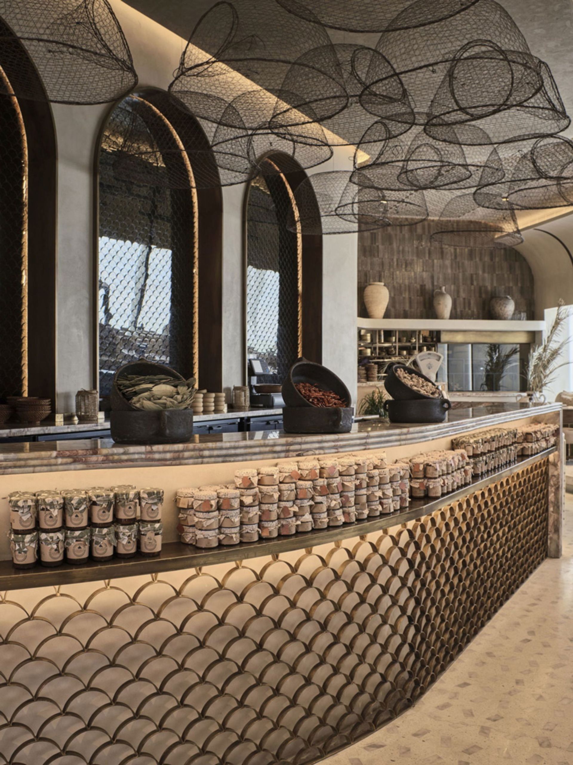 پیشخوان تحویل غذا در رستوران میدار در کویت