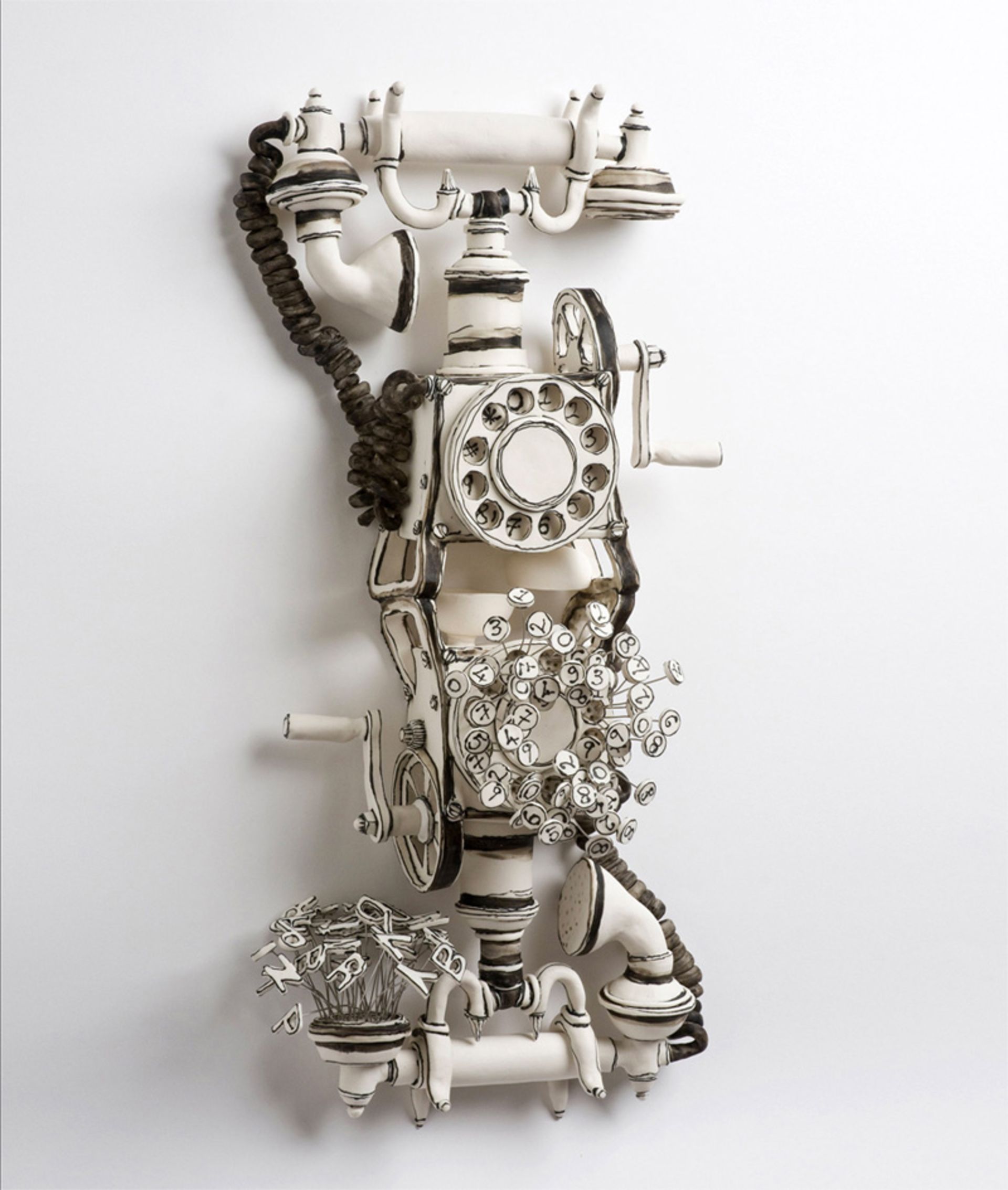 مجسمه تلفن دیواری قدیمی