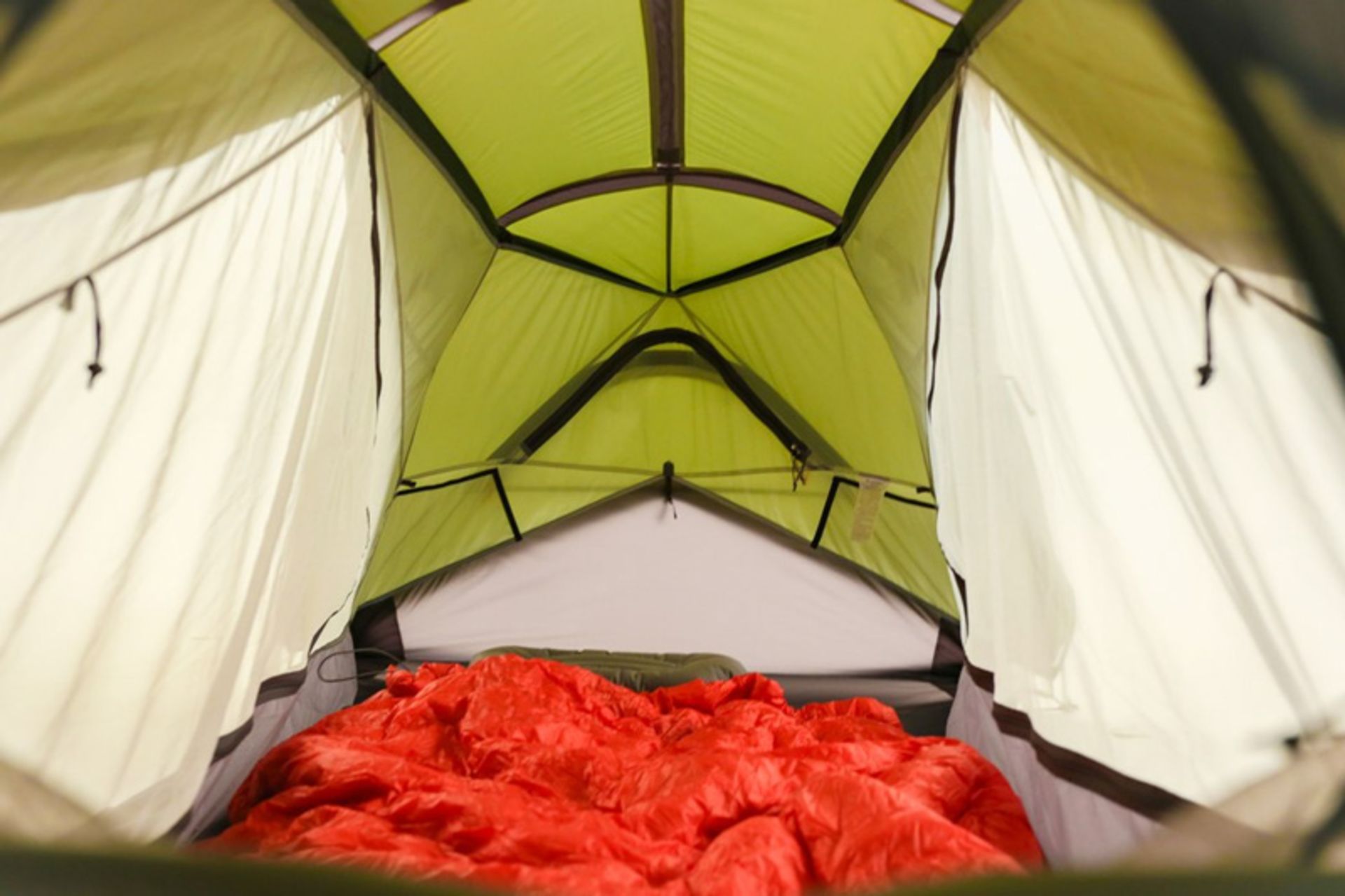 فضای داخلی چادر و ننوی ساندا