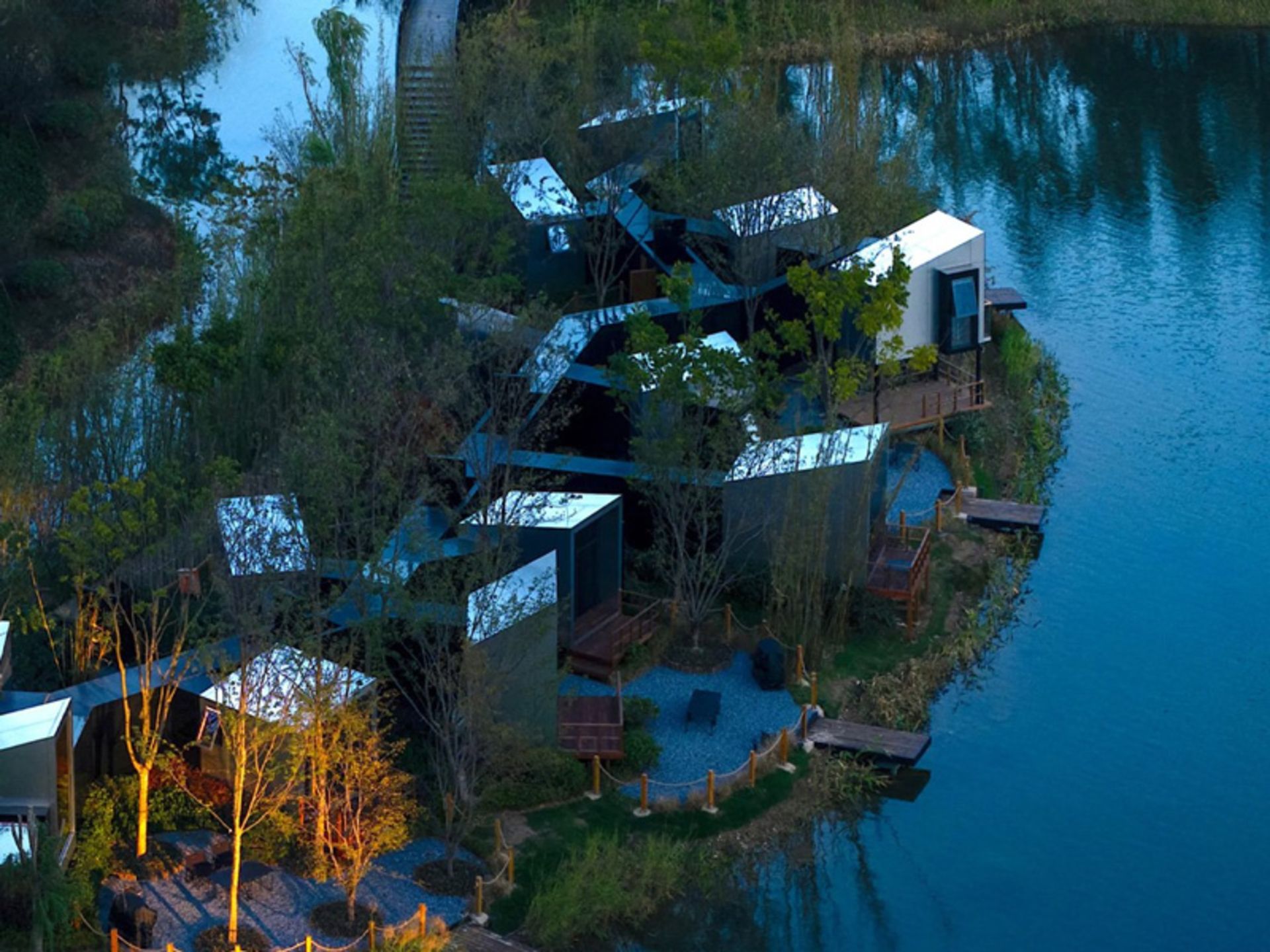 کلبه‌های اقامتگاه کلبه هزارتو کنار رودخانه