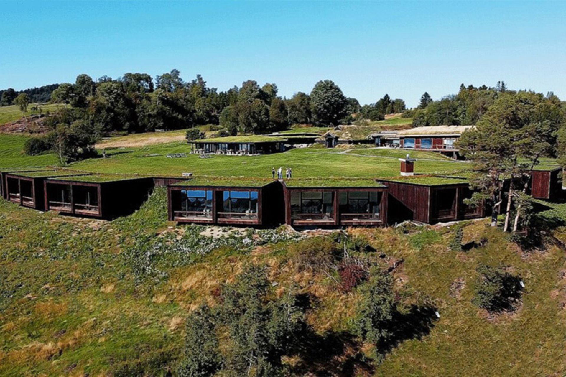 محوطه سرسبز هتل اوینا نروژ