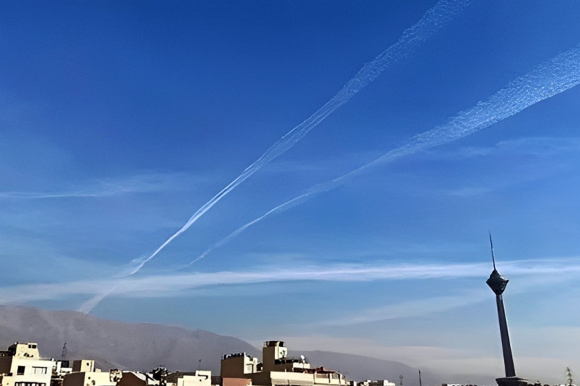 خطوط سفید آسمان تهران