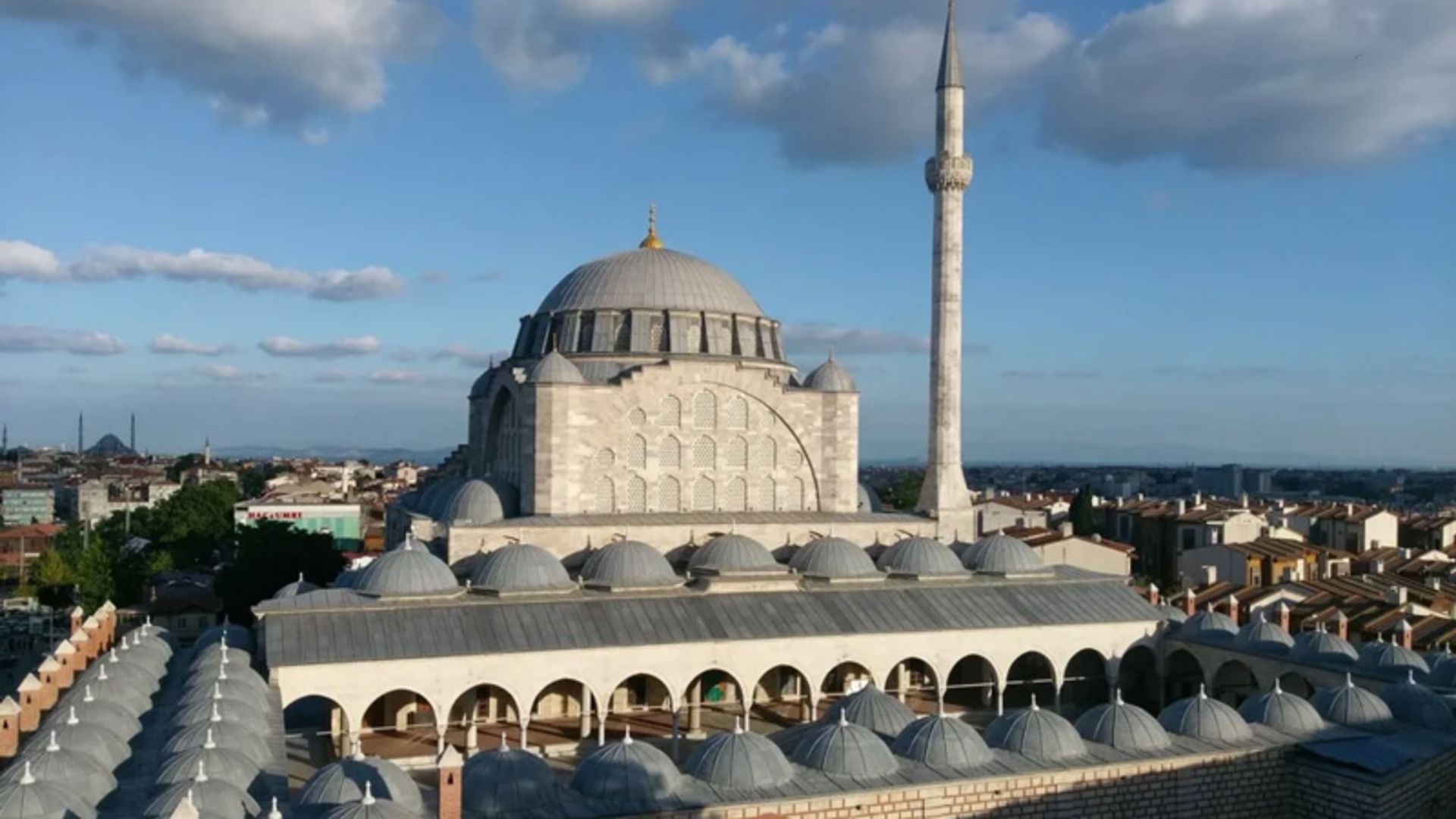 تک مناره مسجد مهریماه سلطان در استانبول
