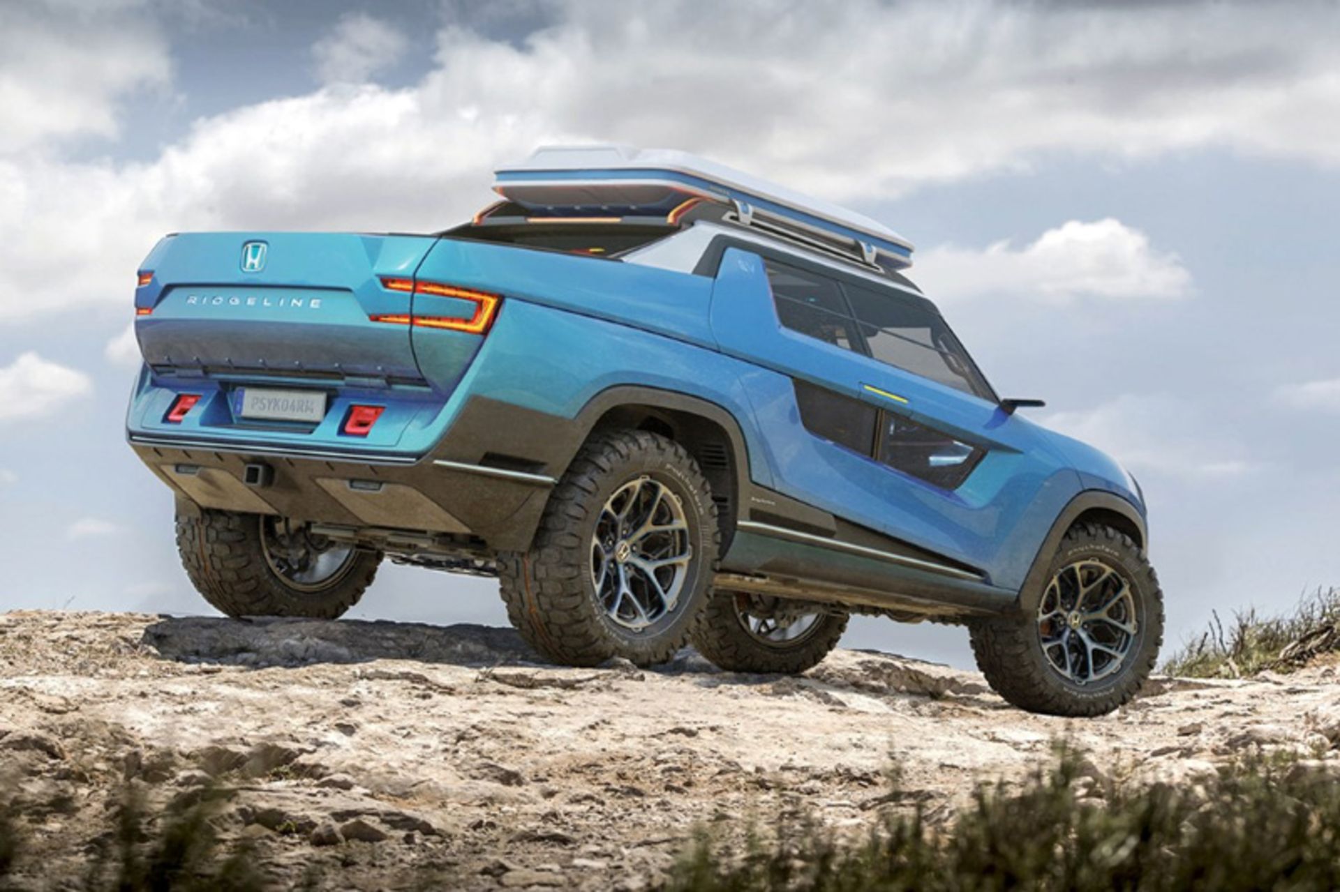 پیکاپ برقی ریج‌لاین با رنگ آبی در مسیر کوهستانی