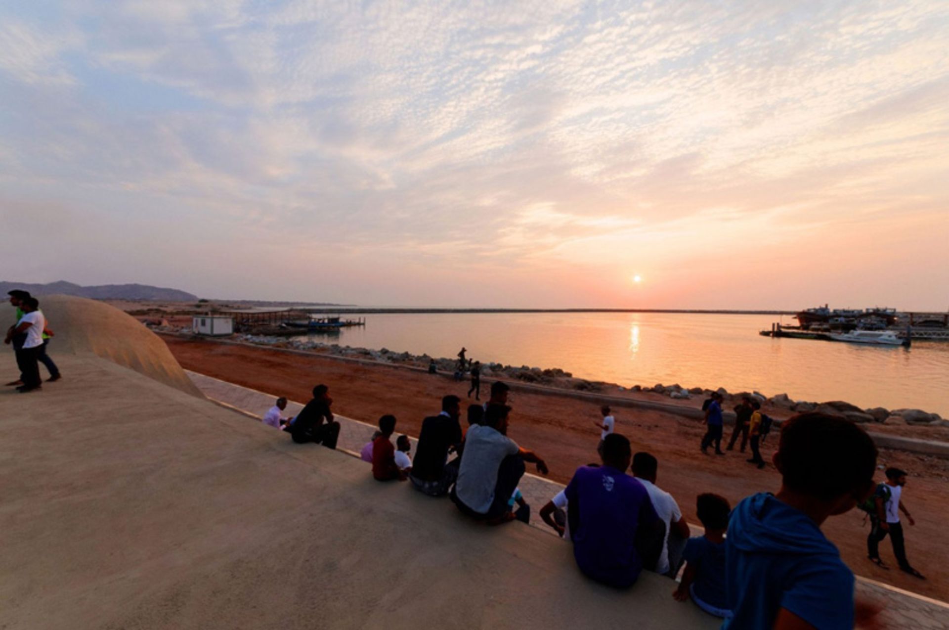 غروب و دریا در مرکز فرهنگی رونگ