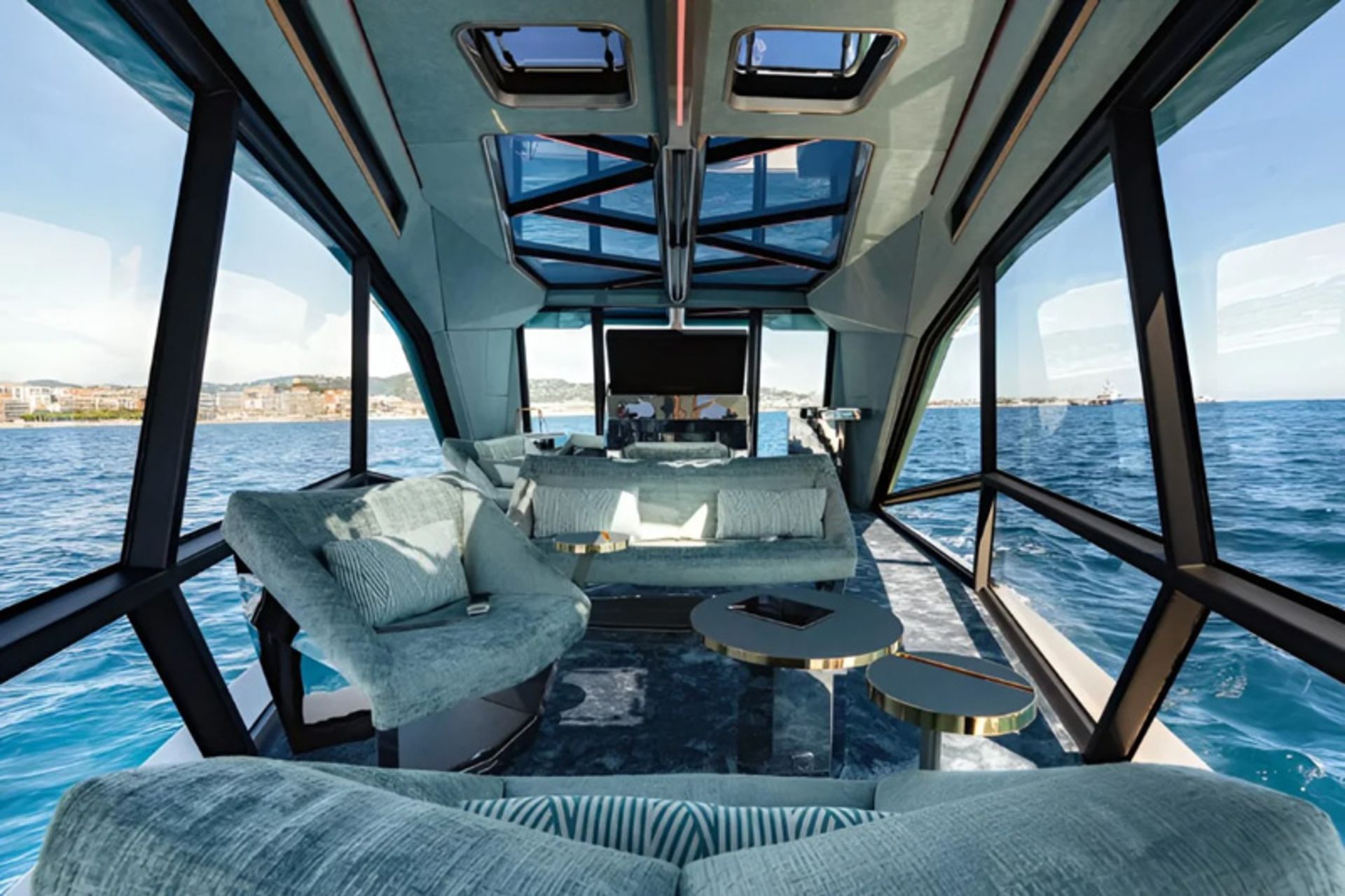 محل استراحت مسافران در قایق هیدروفویلی بی‌ام‌دبلیو