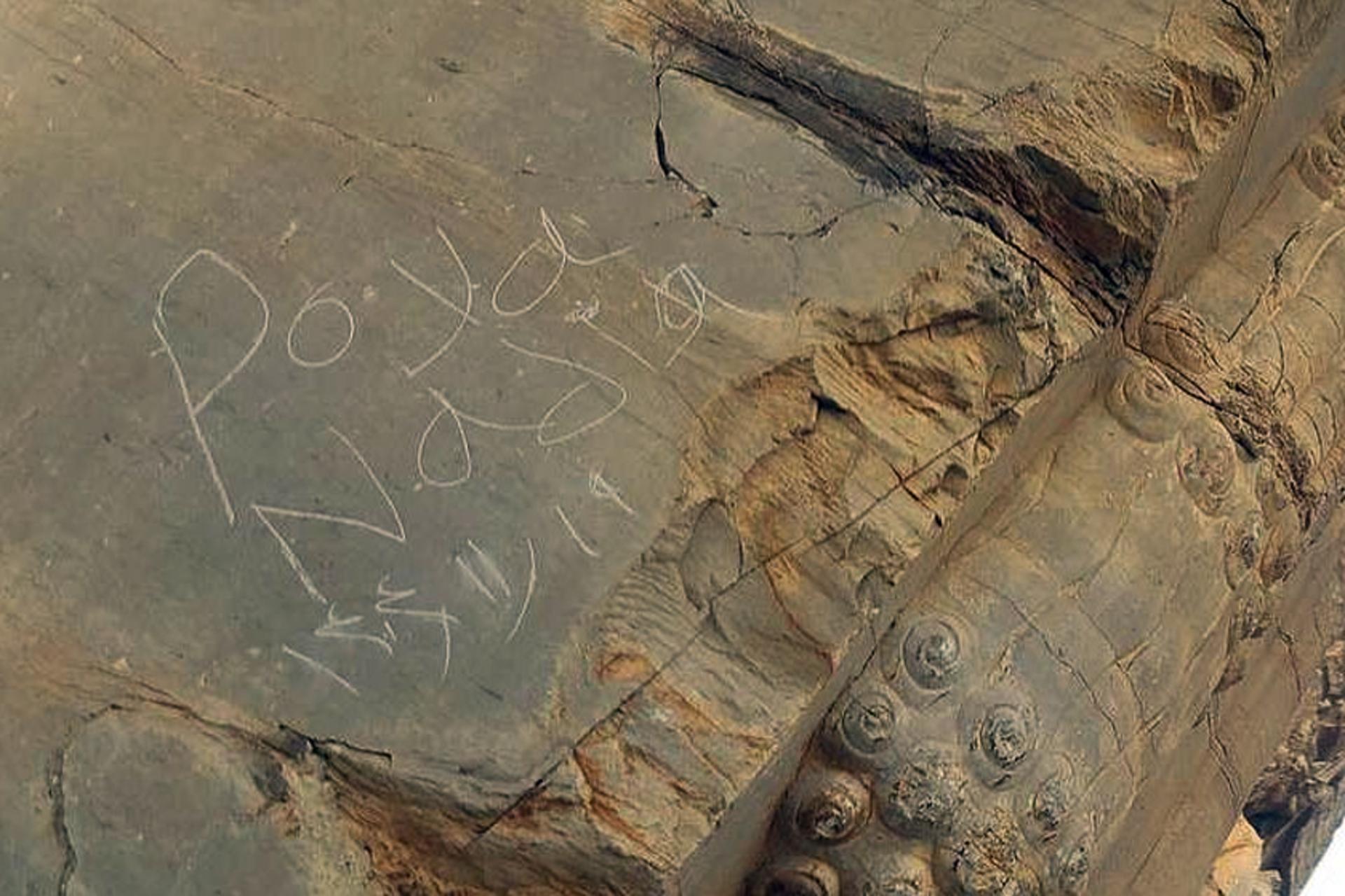 یادگاری نوشتن روی تخت جمشید