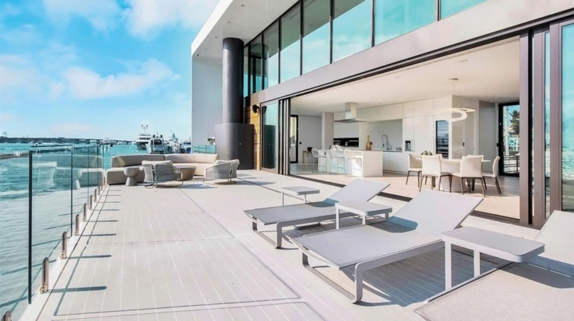 صندلی آفتابگیر در ویلای شناور آرکوپ ۷۵