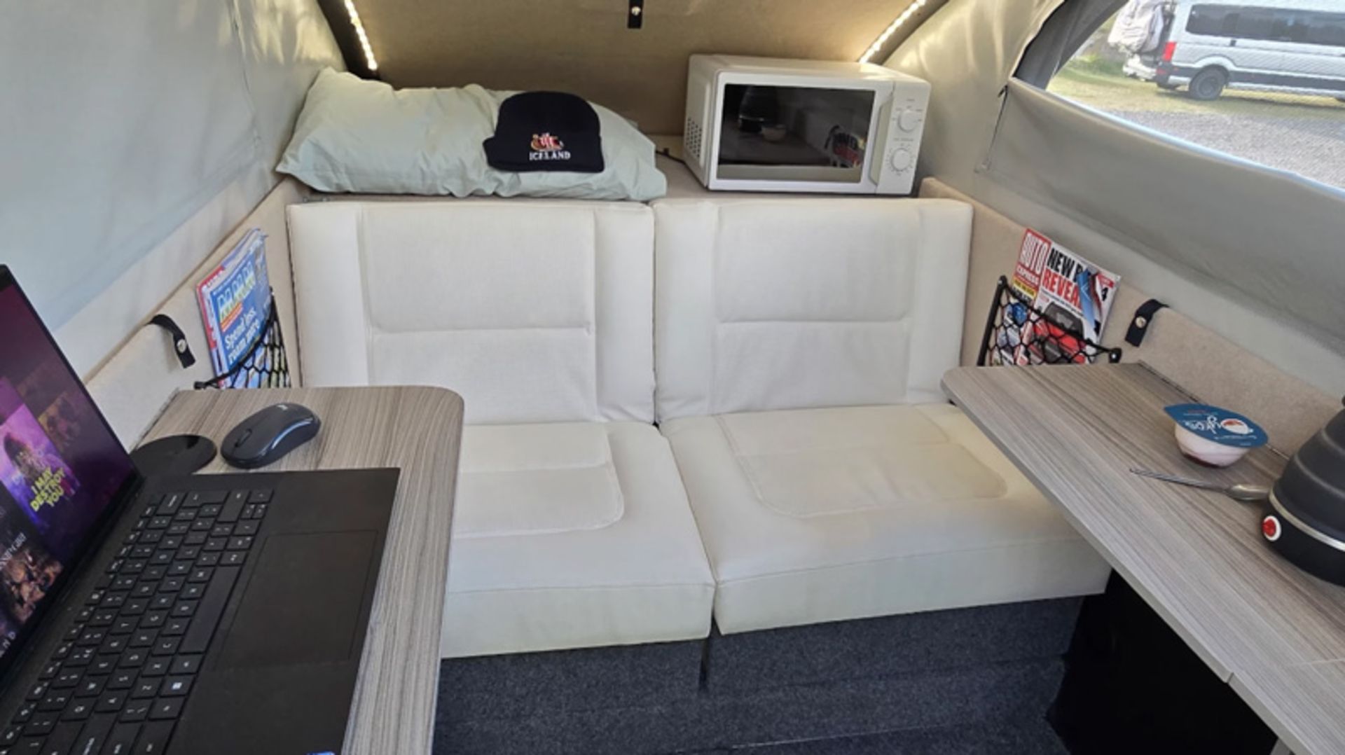 کاناپه‌تخت‌خواب‌شو در کمپر تسلا