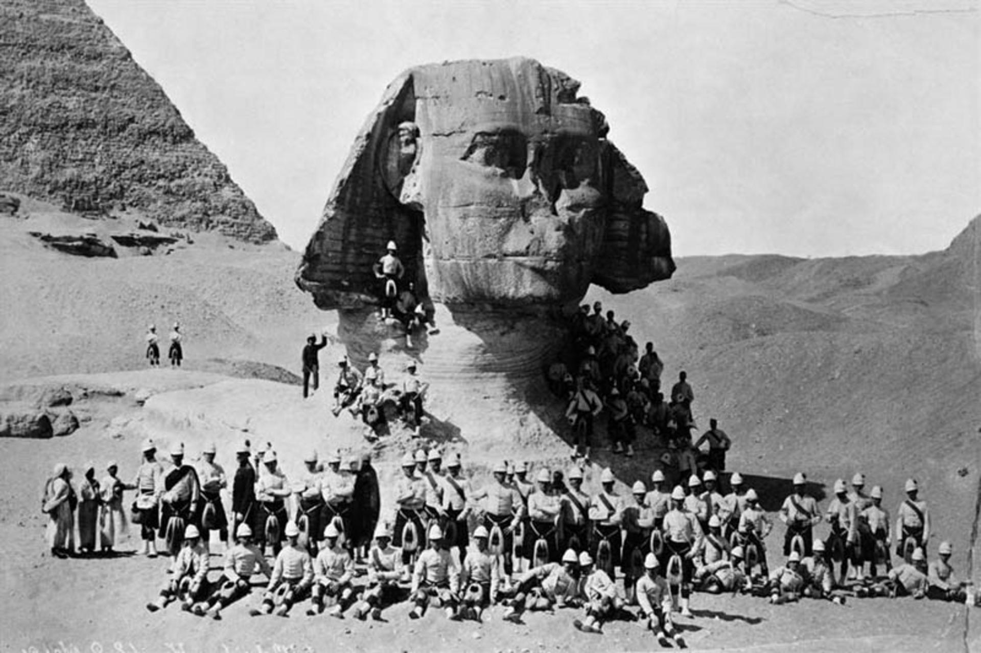 عکس قدیمی از تجمع سربازان روی بدنه و اطراف مجسمه غول‌پیکر ابوالهول در مصر