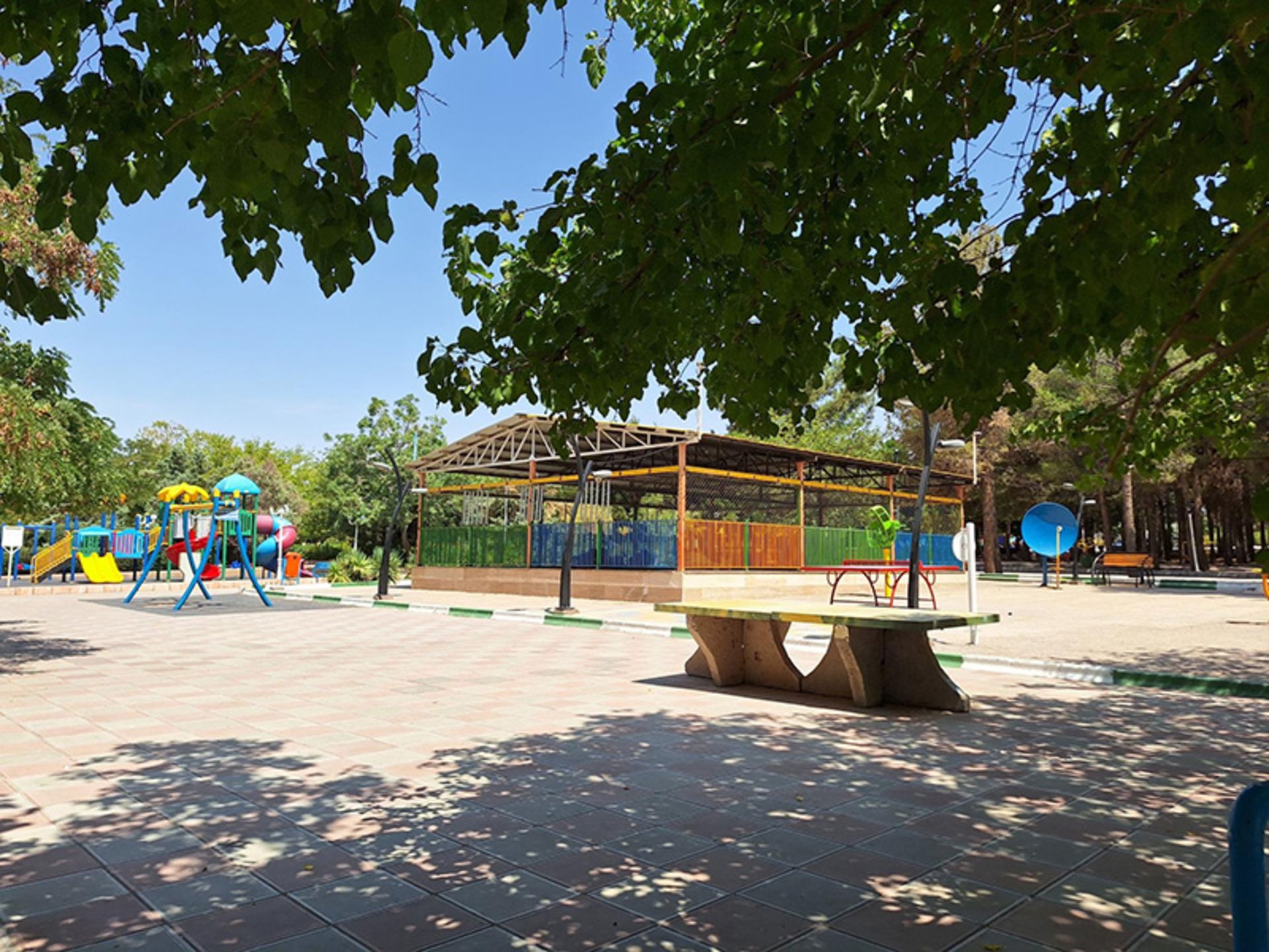 محوطه شهربازی پامچال تهران