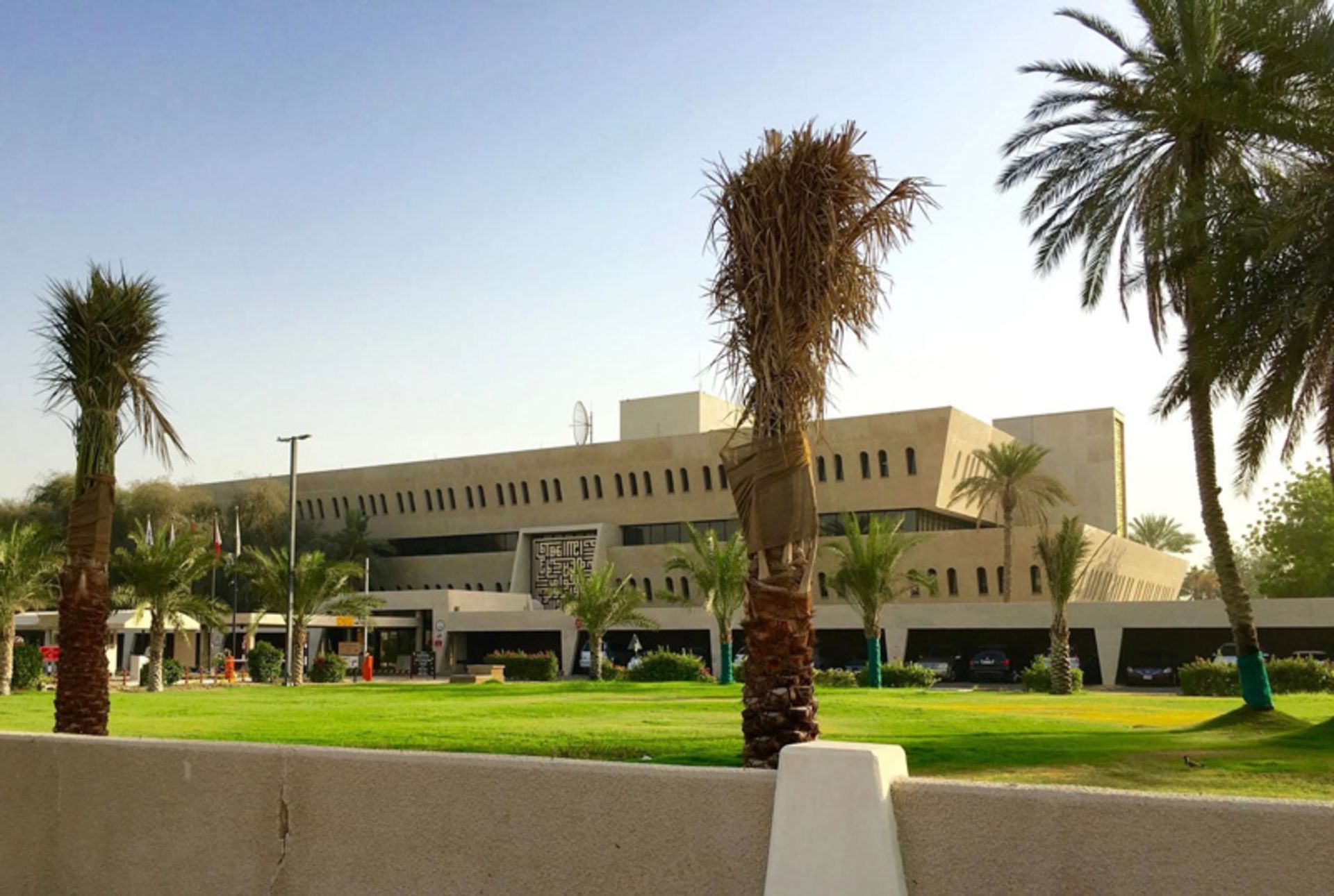 ساختمان نفت دبی با درختان نخل
