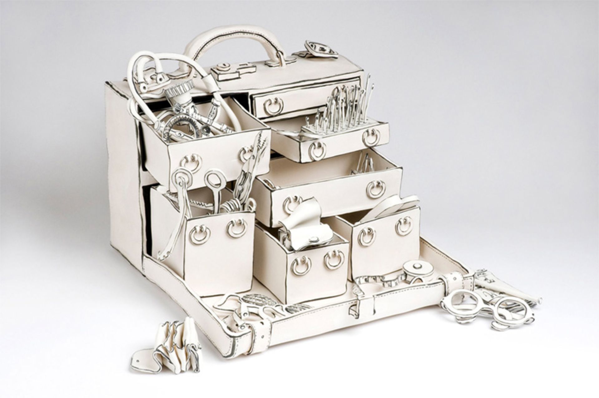 یک جعبه ابزار یا جعبه خیاطی باز با ابزارها