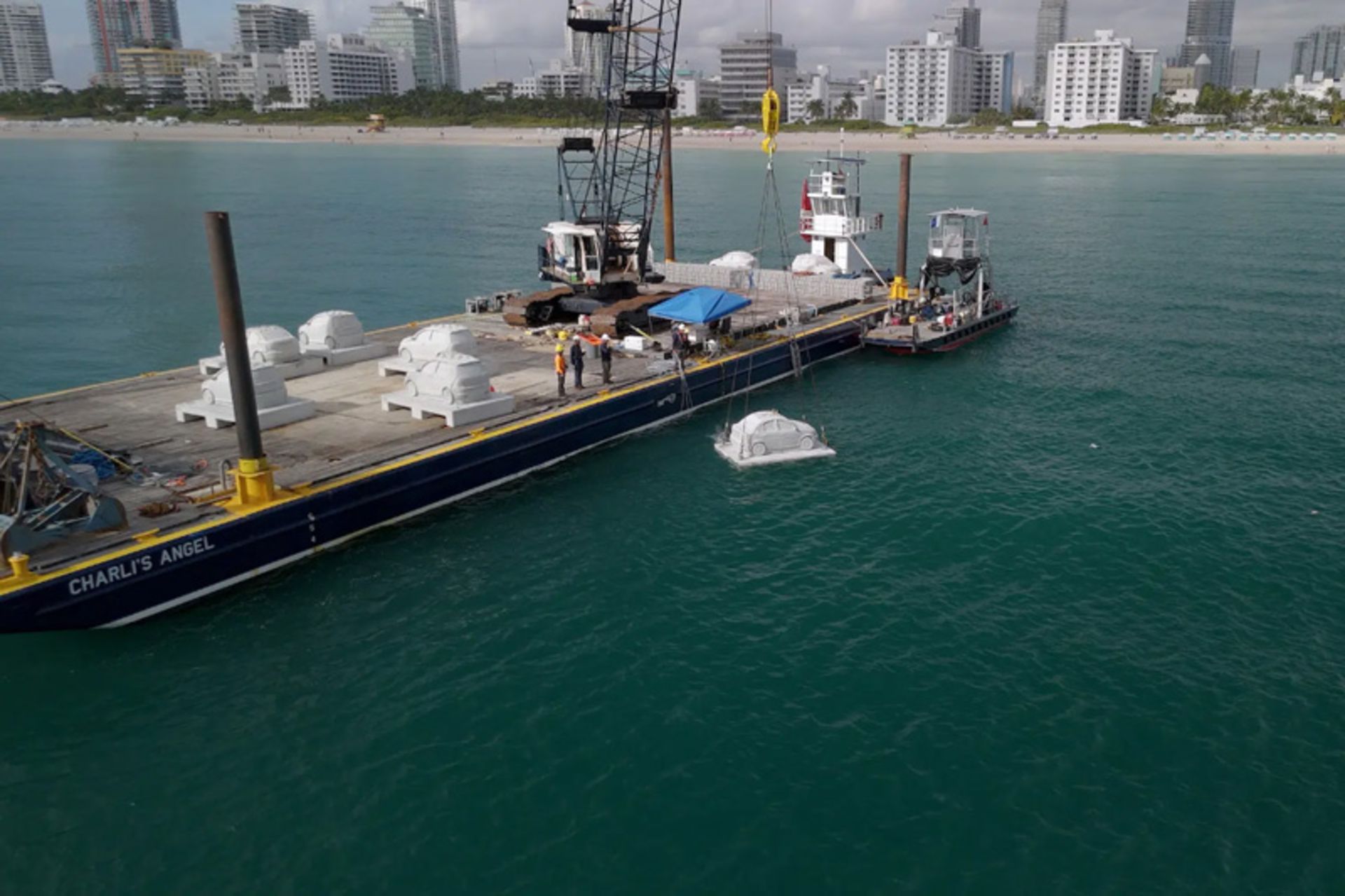 قراردادن مجسمه بتنی خودرو در آب‌های میامی