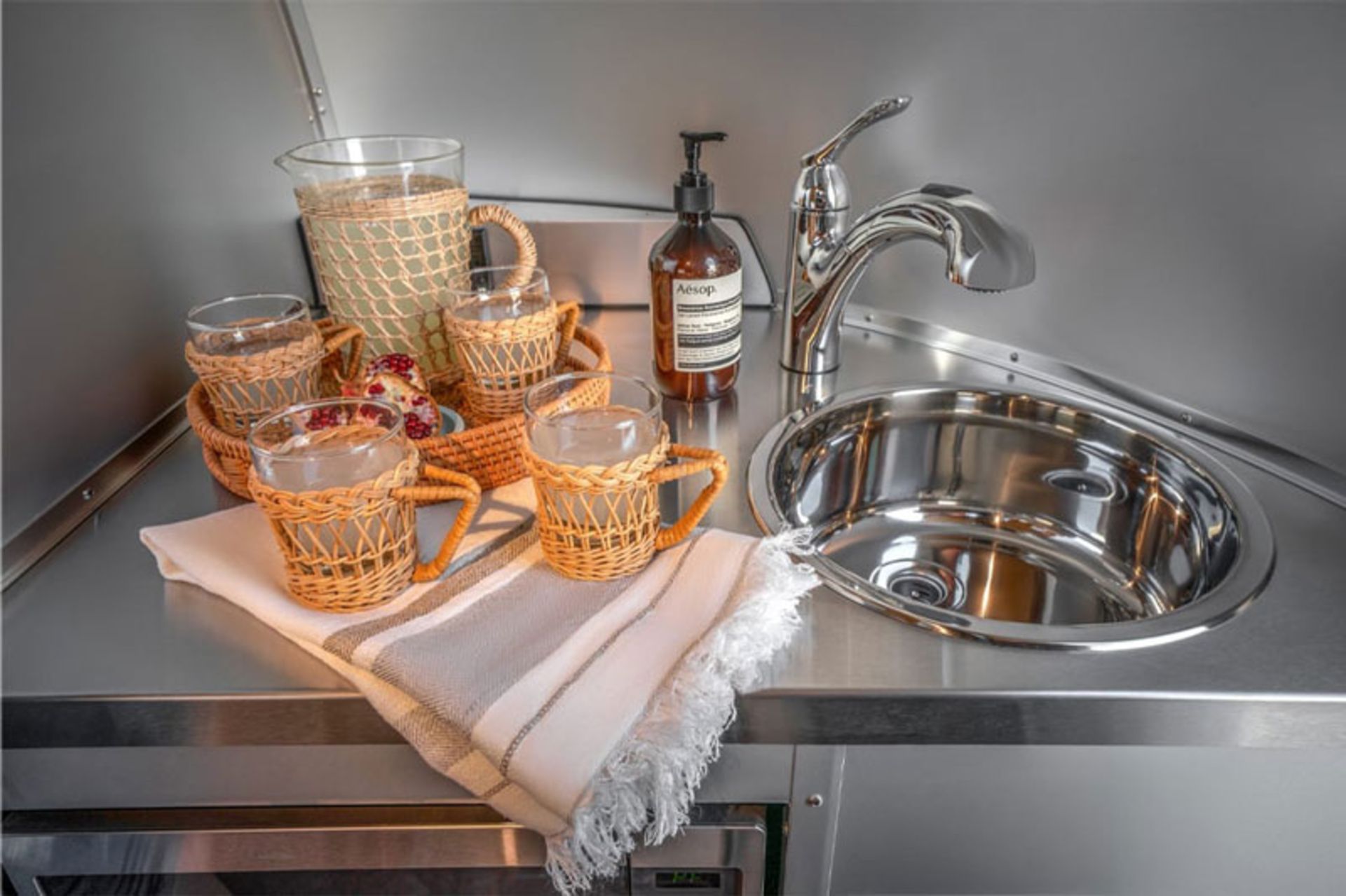 سینک شستشو در کاروان لوکس ترا فیرما 