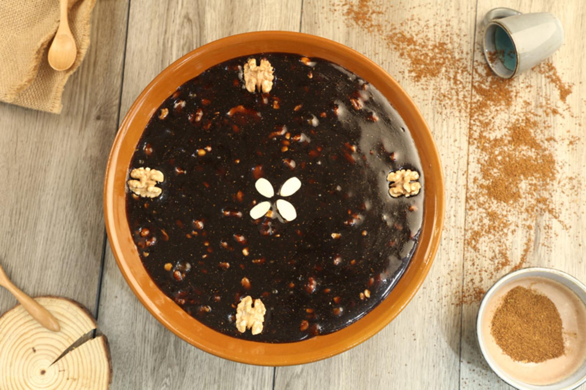 حلوای عمانی با تزیین گردو