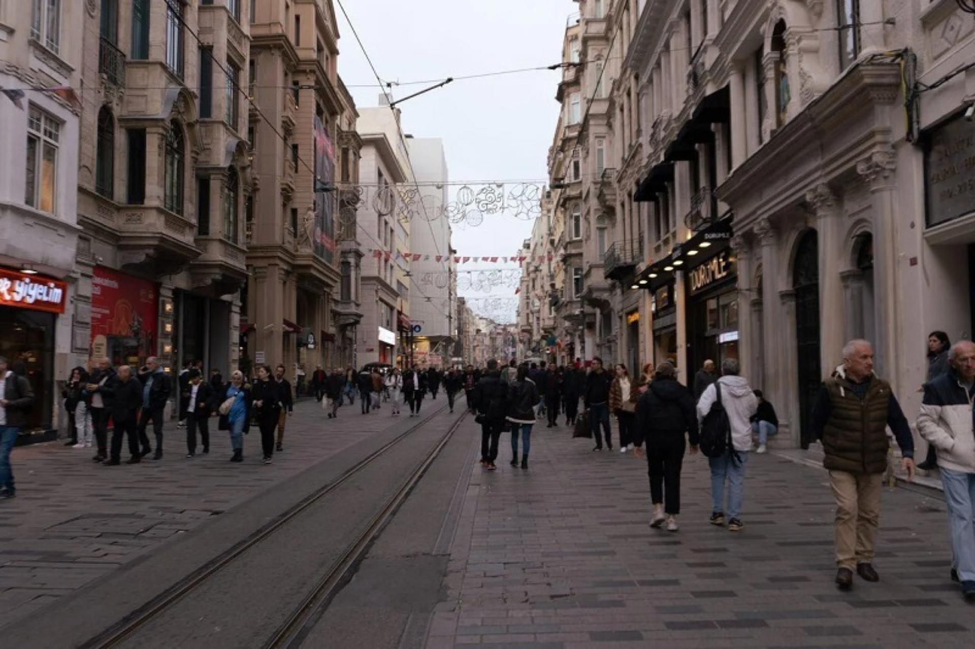گردشگران در خیابان استقلال