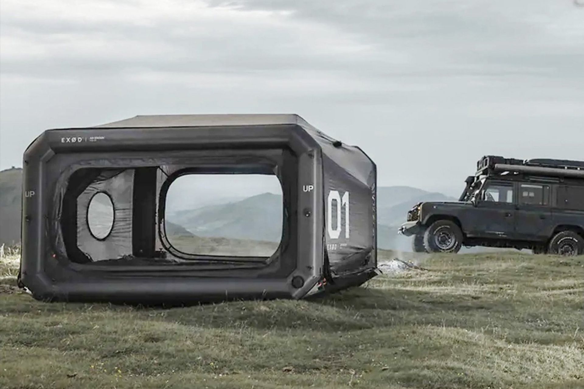 چادر ایر استیشن در کنار خودروی آفرود