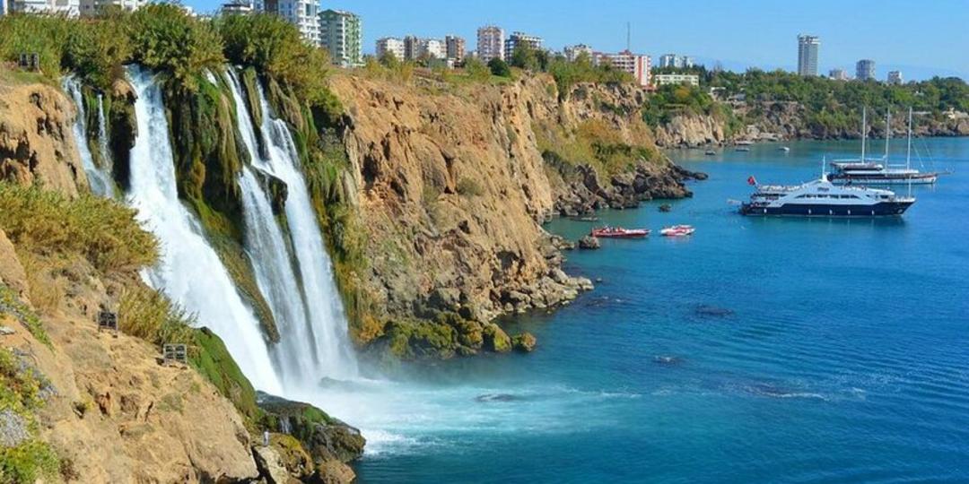 آبشارهای دودن در آنتالیا و قایق های سفید رنگ