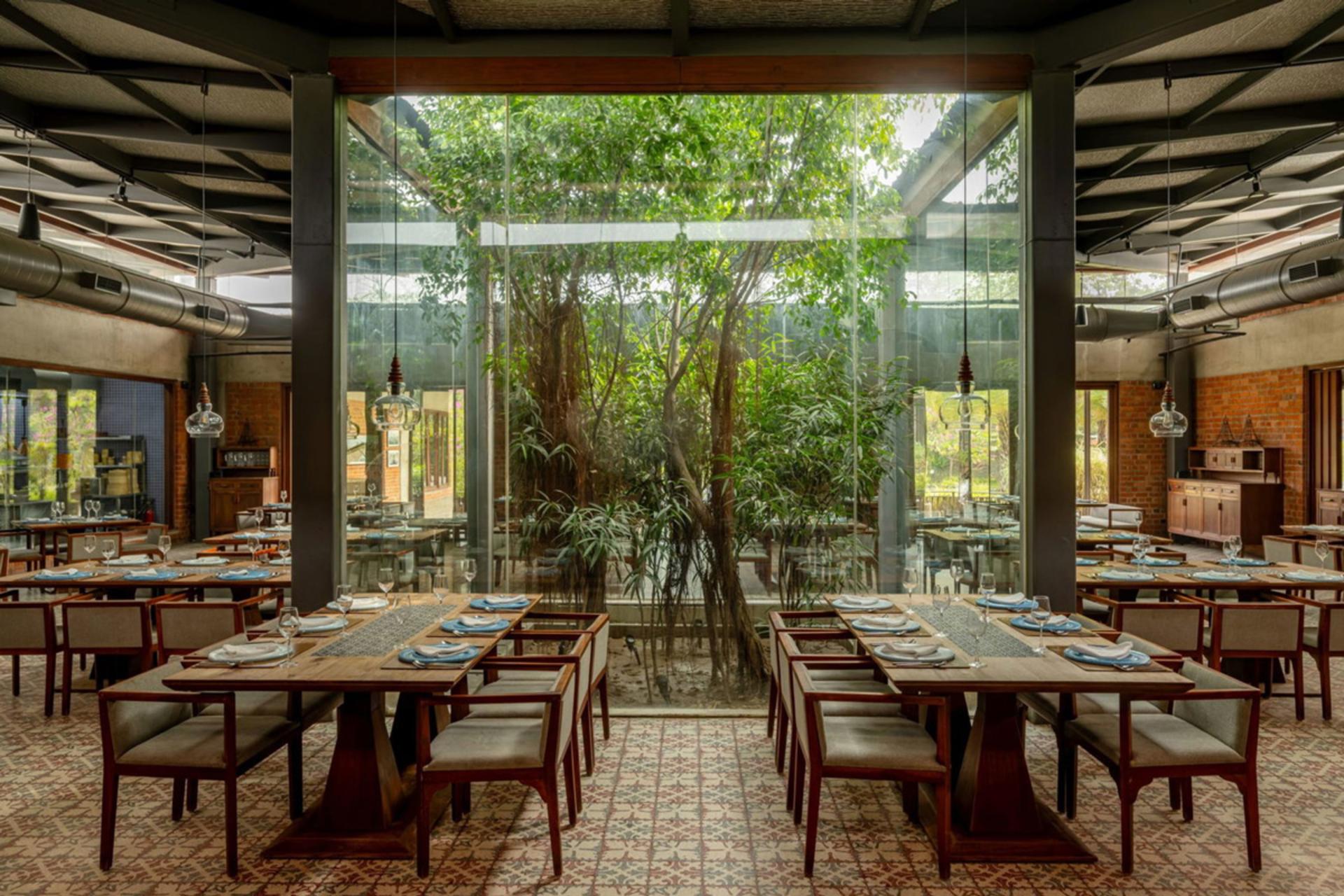 سالن اصلی رستوران زیر درخت چریش