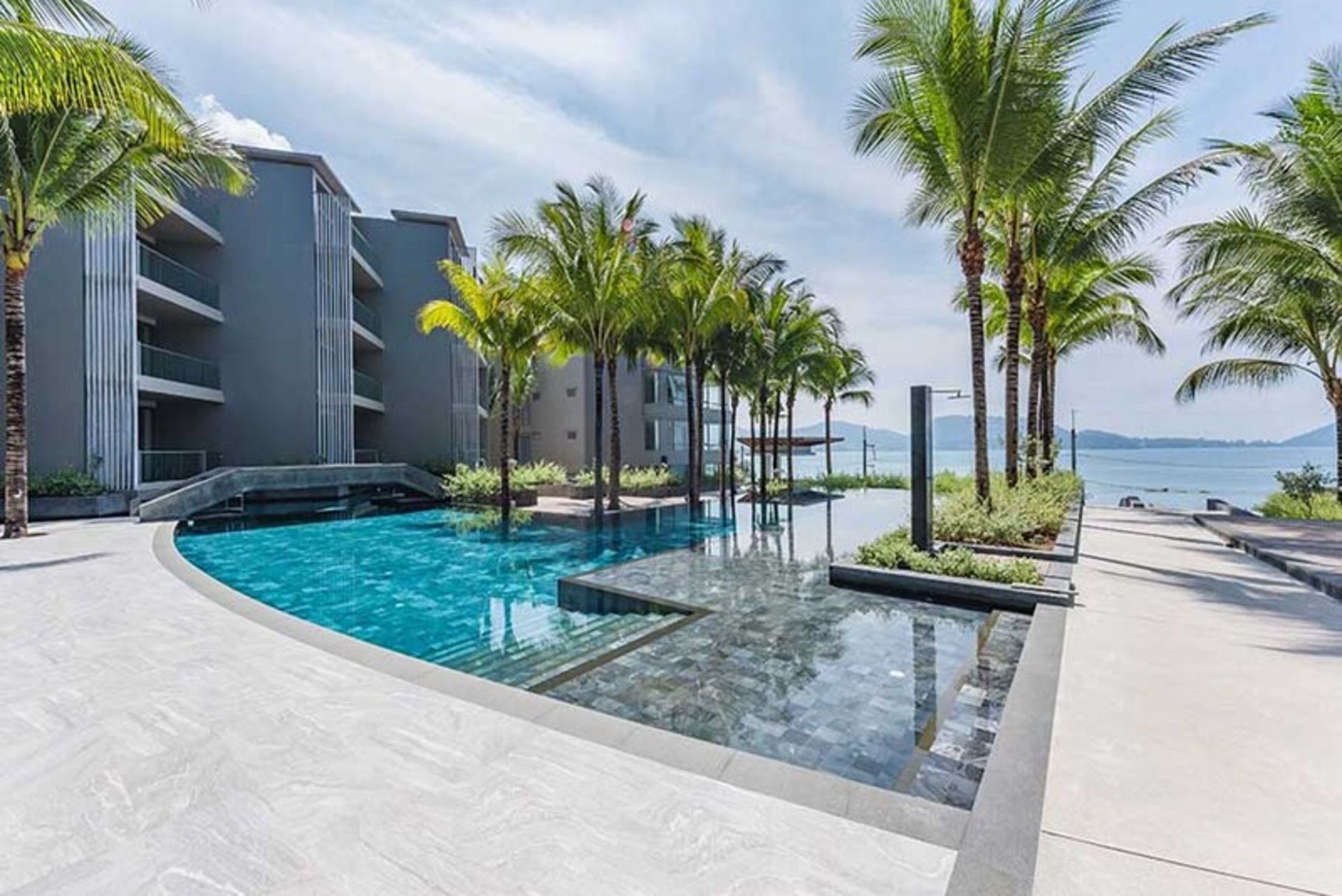 استخر روباز هتل اوشن فرانت بیچ ریزورت و اسپا  