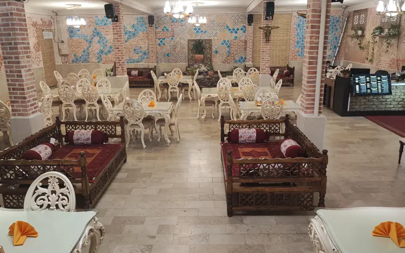 محیط جذاب رستوران محسنی شاهرود