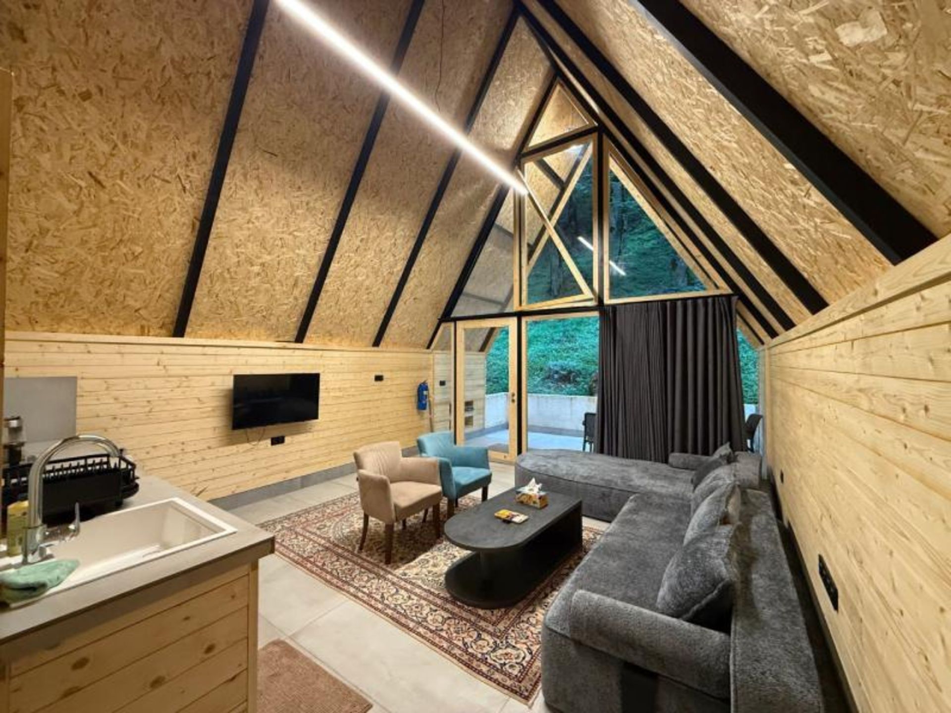 فضای داخلی کلبه سوئیسی دهکده گردشگری آب‌ پری رویان