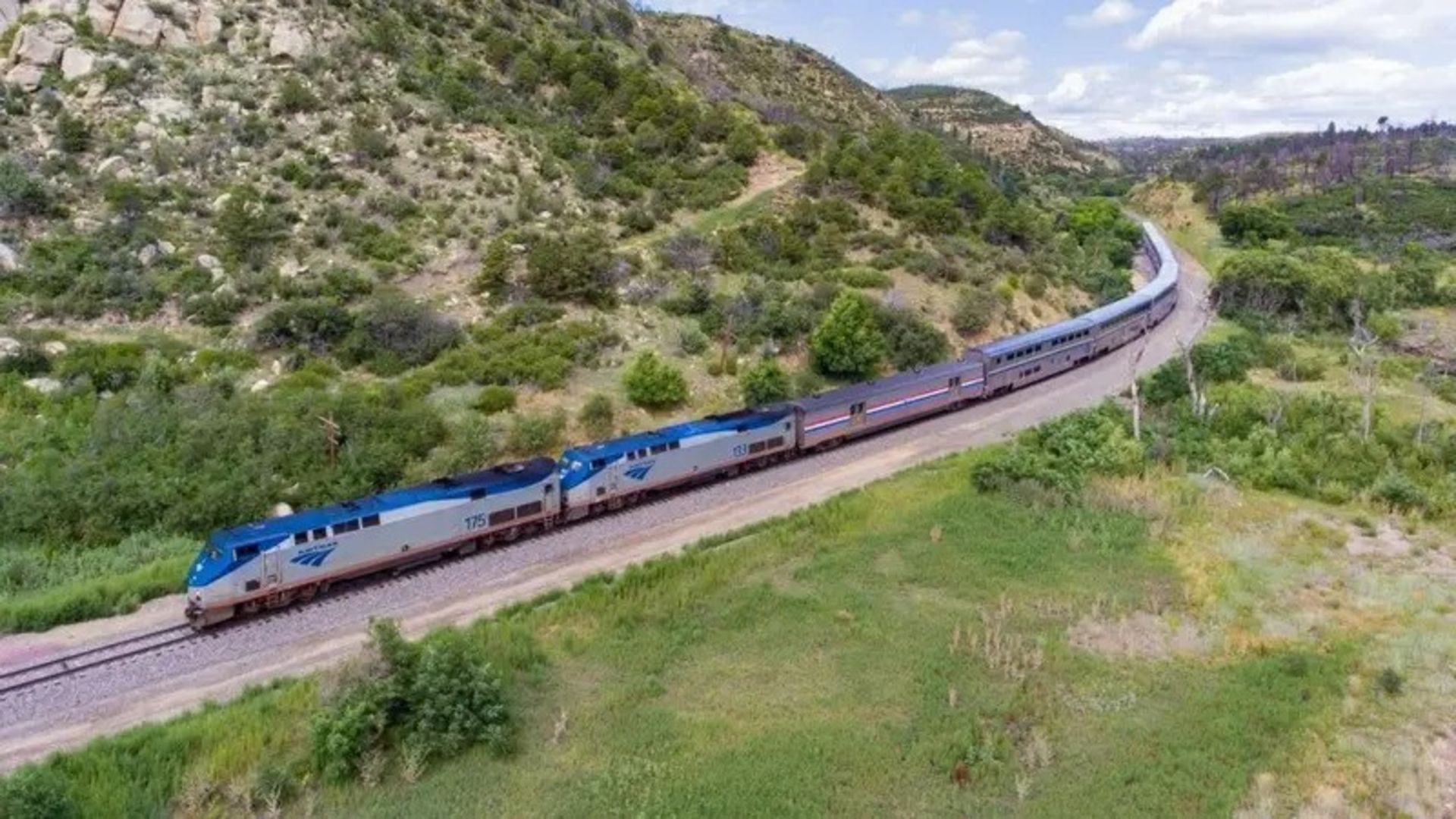 عبور قطار از میان مناظر سبز