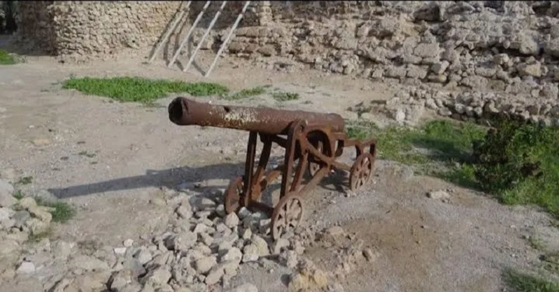 توپ جنگی قدیمی در قلعه پرتغالی های قشم