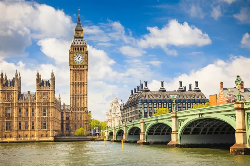 ساعت بیگ بن کنار رود تیمز