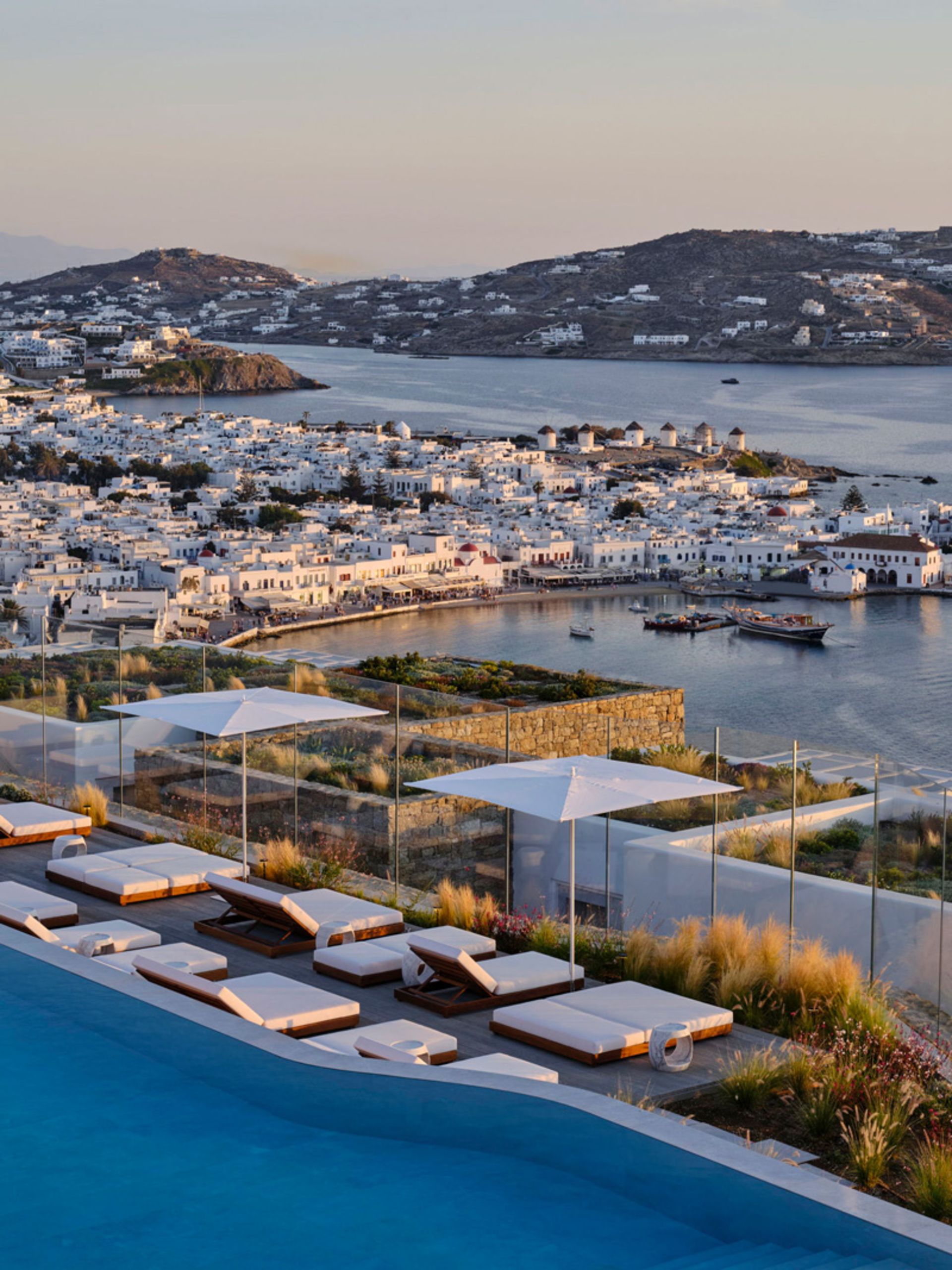چشم‌انداز تراس هتل دئوس در میکونوس یونان