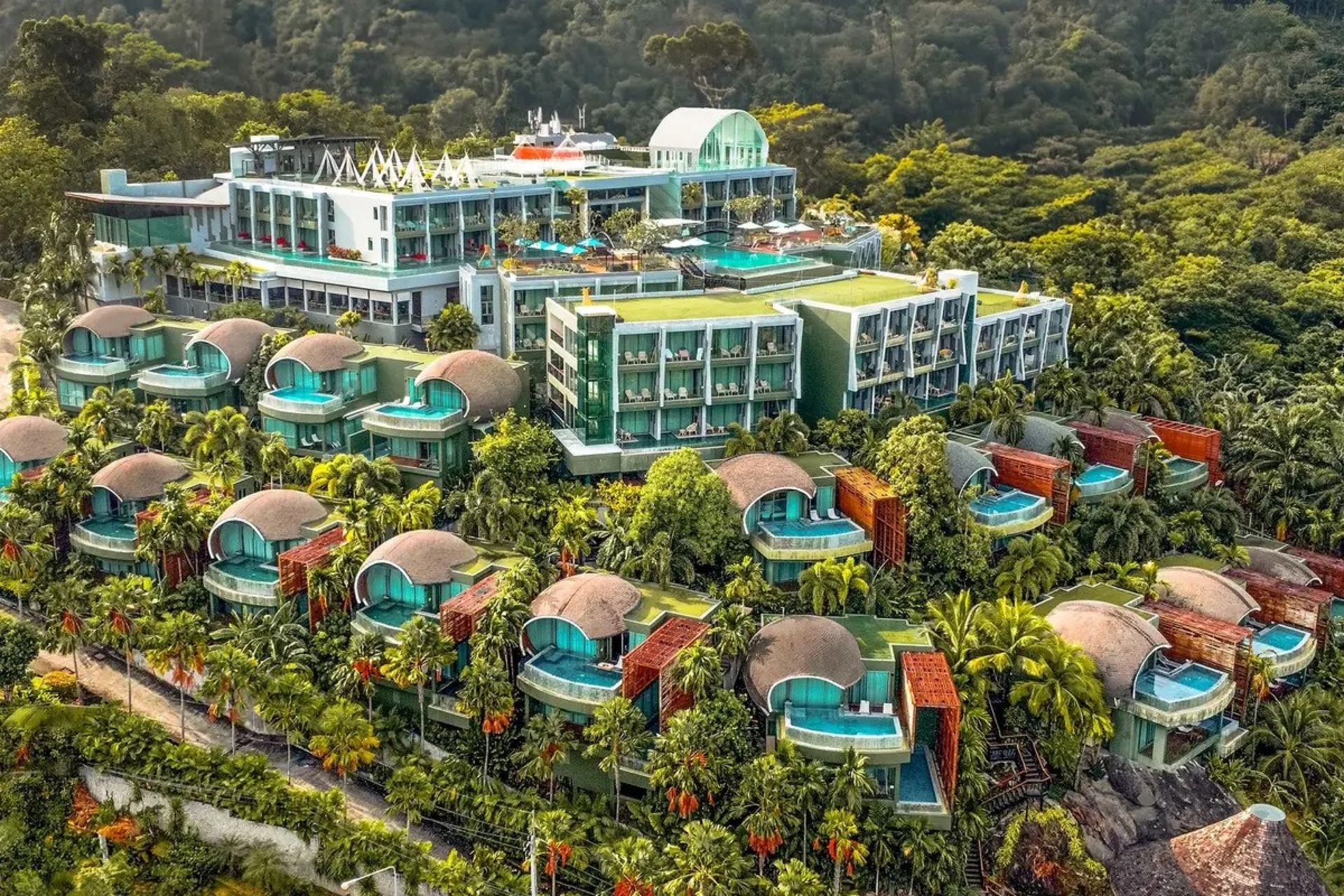 منظره زیبا و اقامتگاه های هتل کرست ریزورت و پول ویلاز 