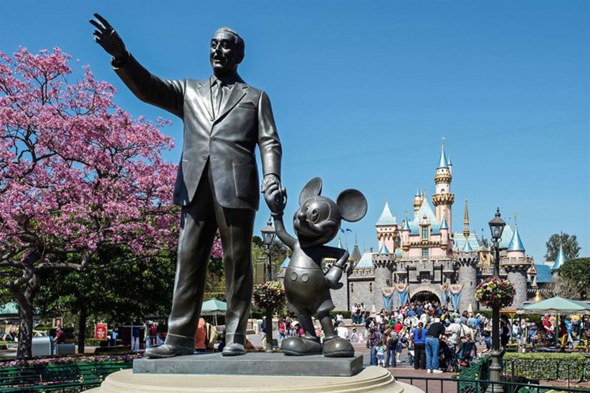 مجسمه دیزنی و میکی موس در دیزنی لند