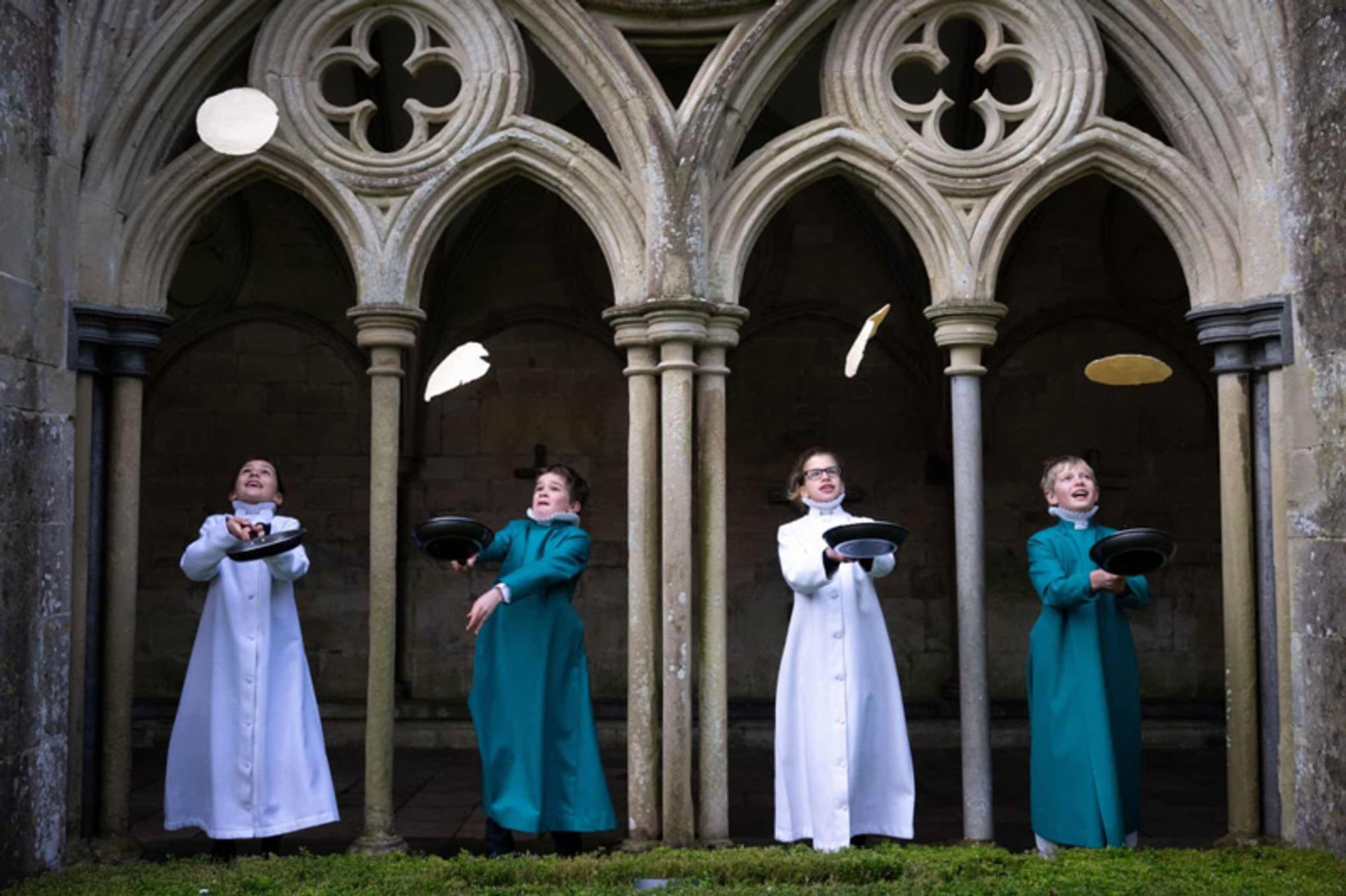 پنکیک‌پختن گروه کر صومعه‌ای در انگلستان