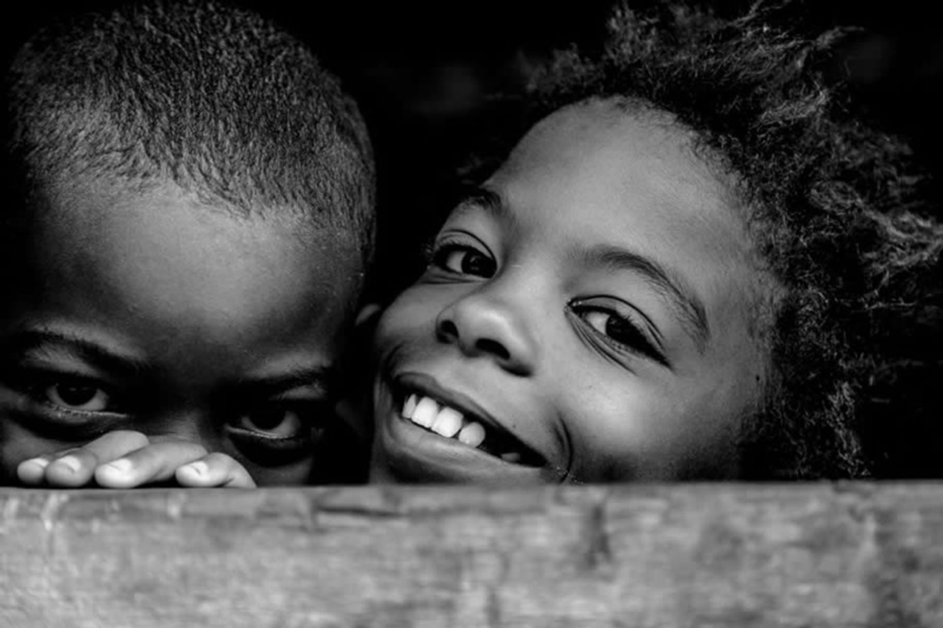 دو پسربچه در حال بازی