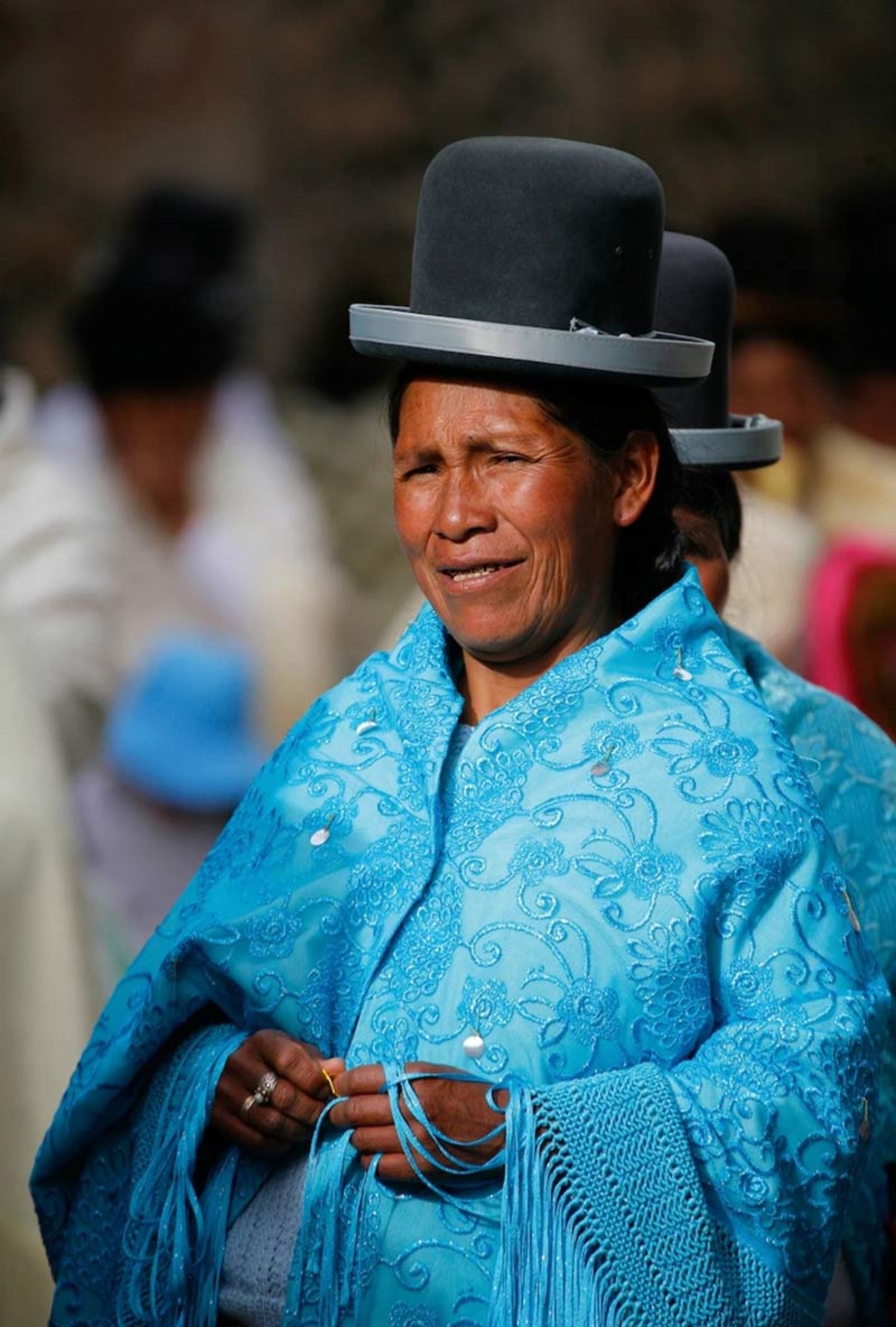 پرتره  یک زن بومی بولیوی چولیتا با لباس سنتی آبی